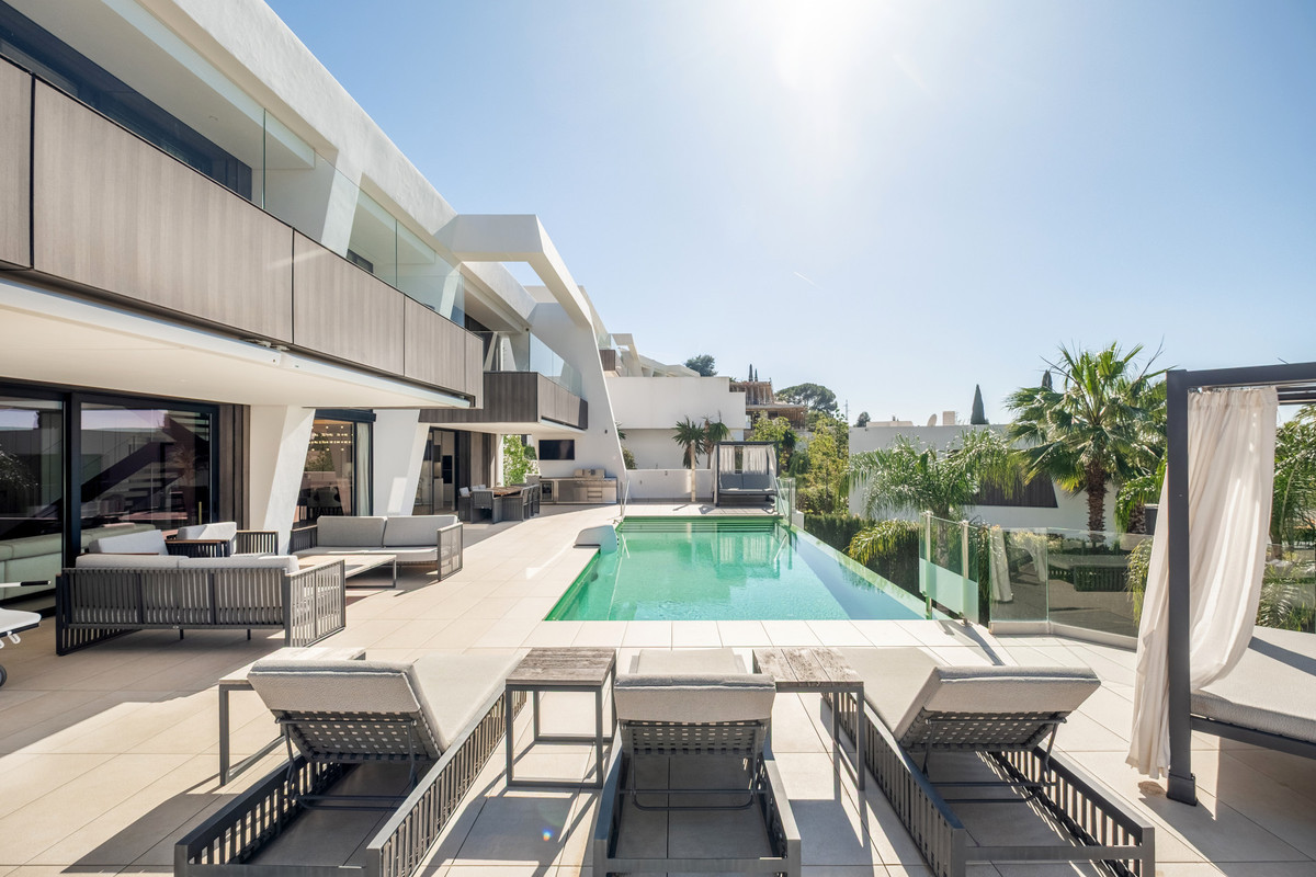 6 BEDROOM VILLA EL PARAISO, MÁLAGA