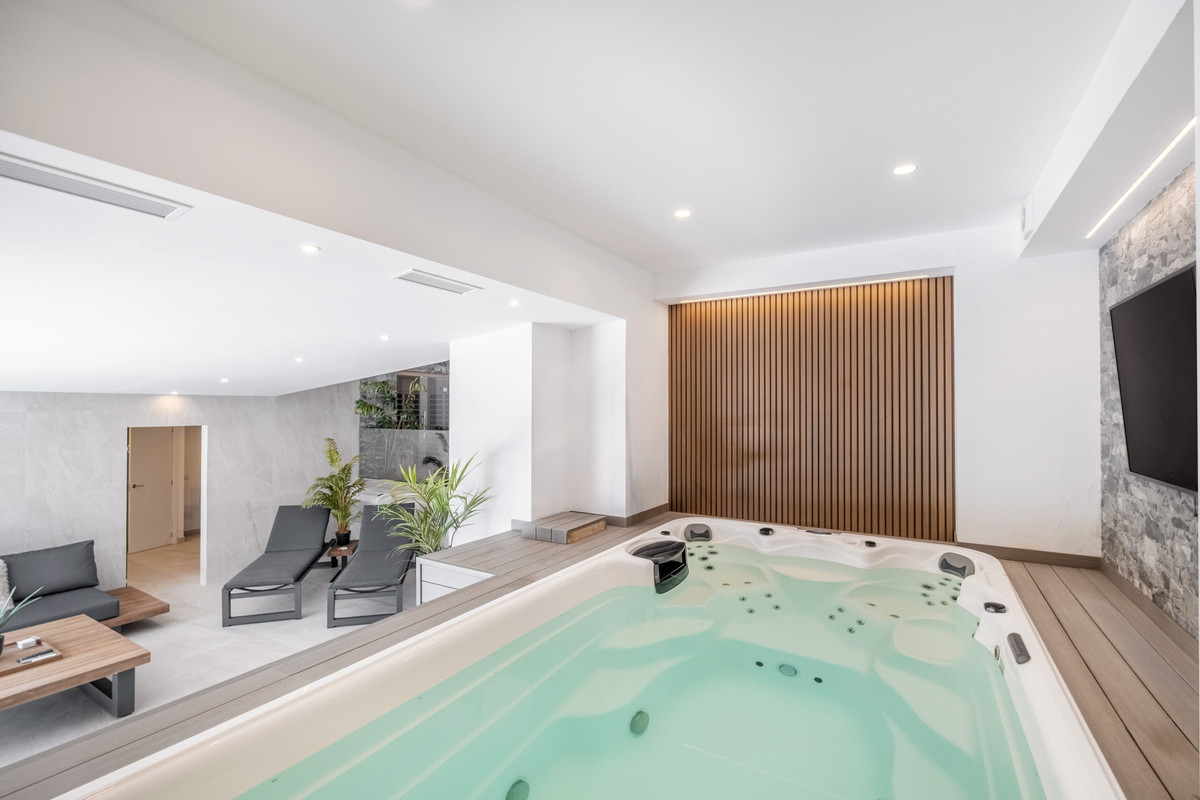 6 BEDROOM VILLA EL PARAISO, MÁLAGA
