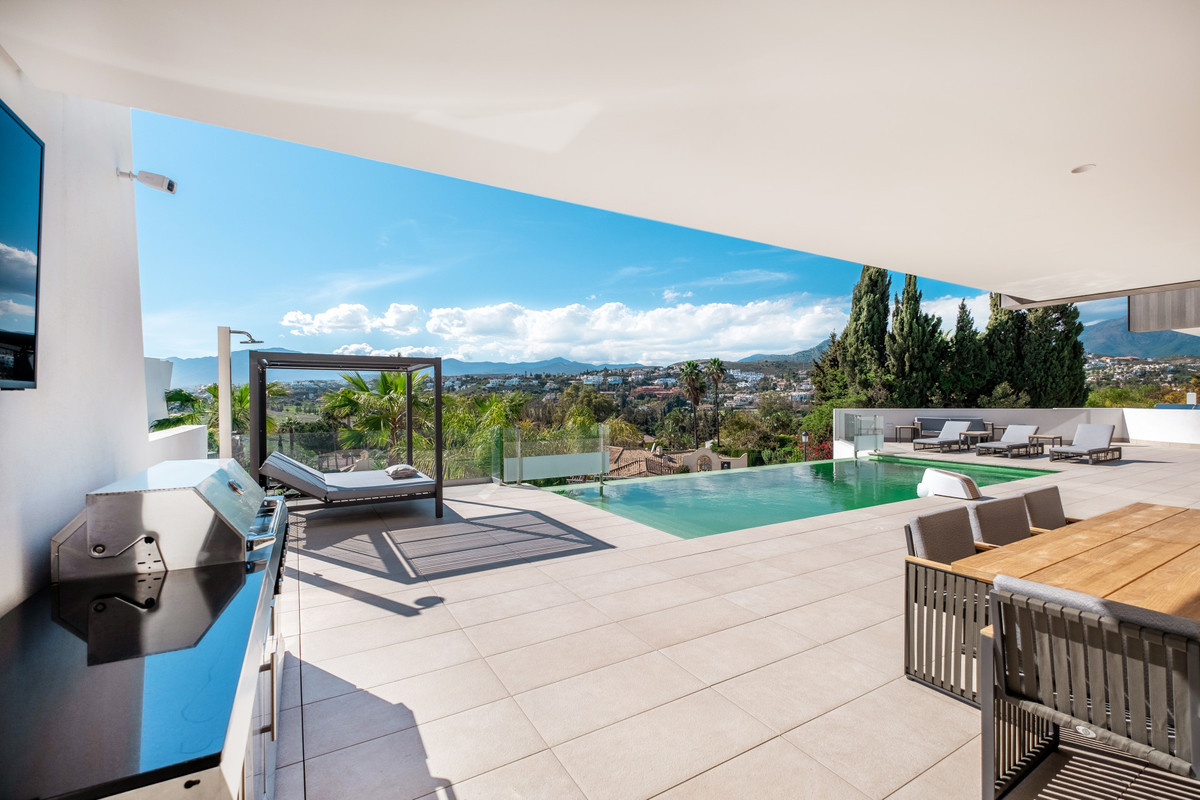 6 BEDROOM VILLA EL PARAISO, MÁLAGA