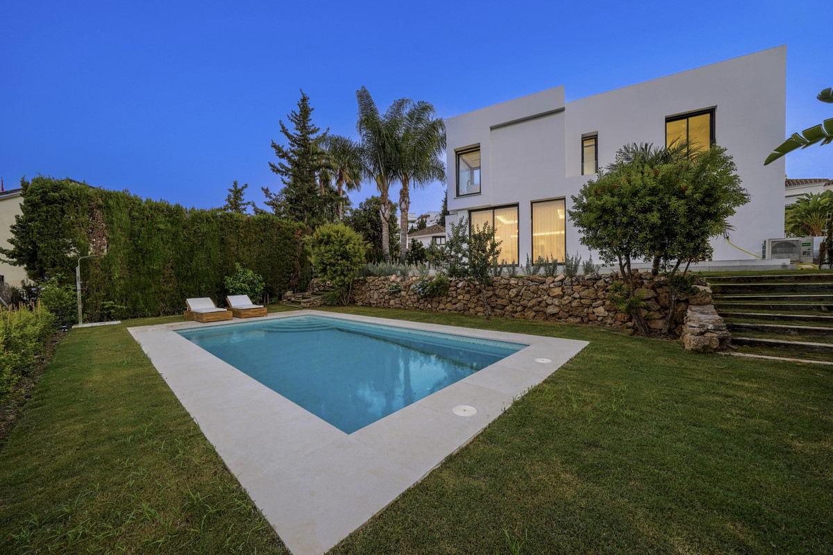 5 Bedroom Villa Nueva Andalucía, Málaga