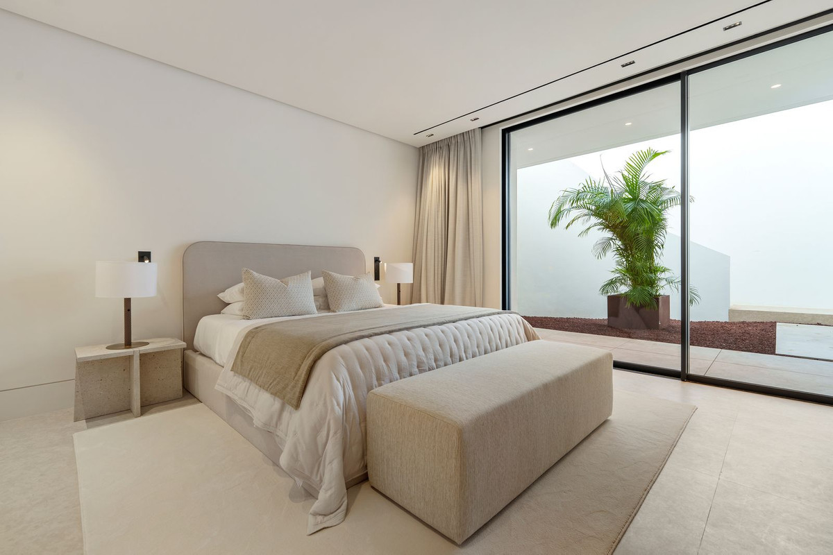 8 BEDROOM VILLA LA QUINTA, MÁLAGA