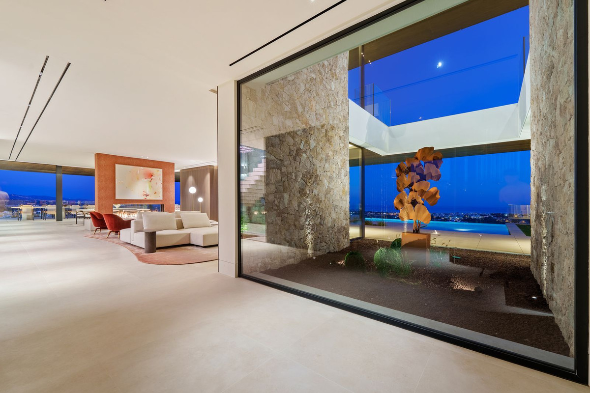 8 BEDROOM VILLA LA QUINTA, MÁLAGA