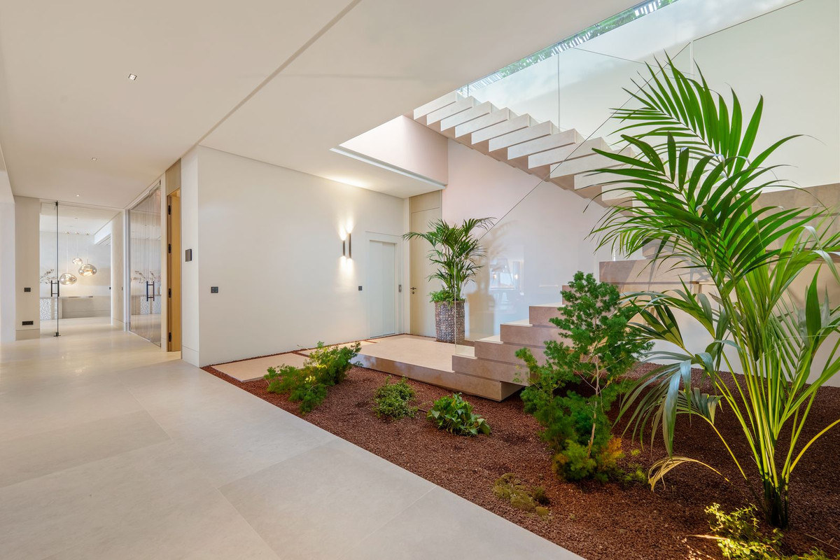8 BEDROOM VILLA LA QUINTA, MÁLAGA