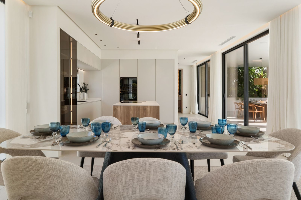 5 BEDROOM VILLA SAN PEDRO DE ALCÁNTARA, MÁLAGA
