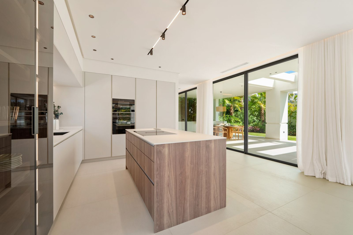 5 BEDROOM VILLA SAN PEDRO DE ALCÁNTARA, MÁLAGA