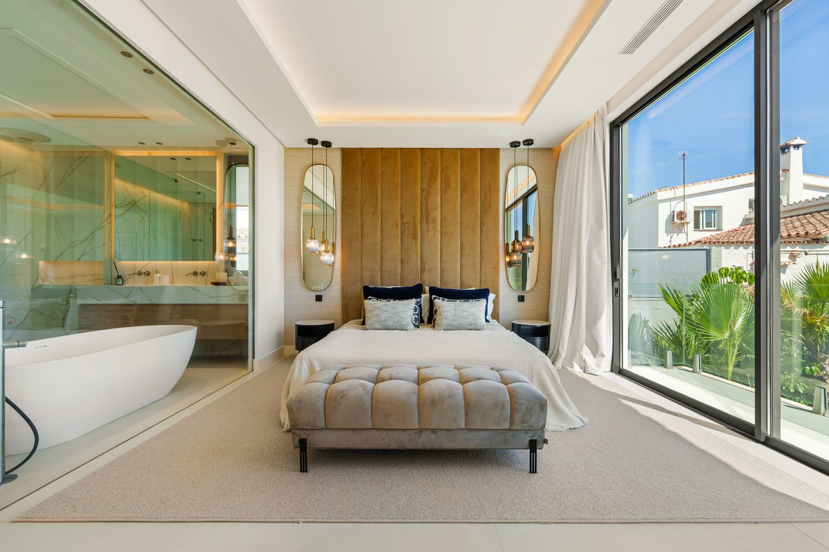 5 BEDROOM VILLA SAN PEDRO DE ALCÁNTARA, MÁLAGA