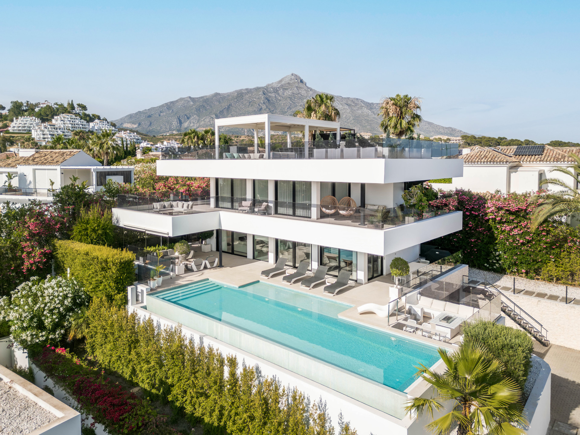 Contemporary Luxury Villa in the Heart of Nueva Andalucia