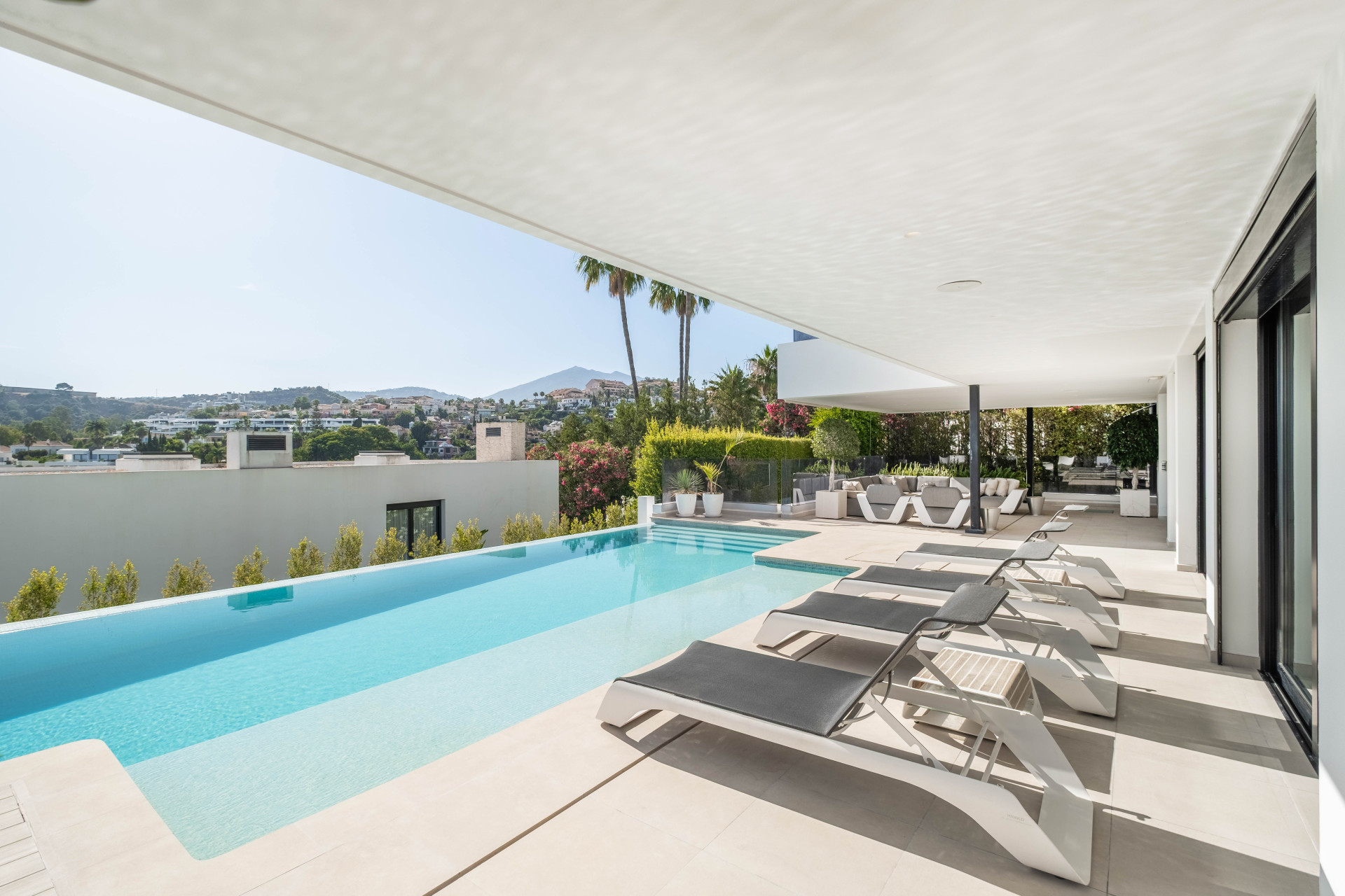 Contemporary Luxury Villa in the Heart of Nueva Andalucia