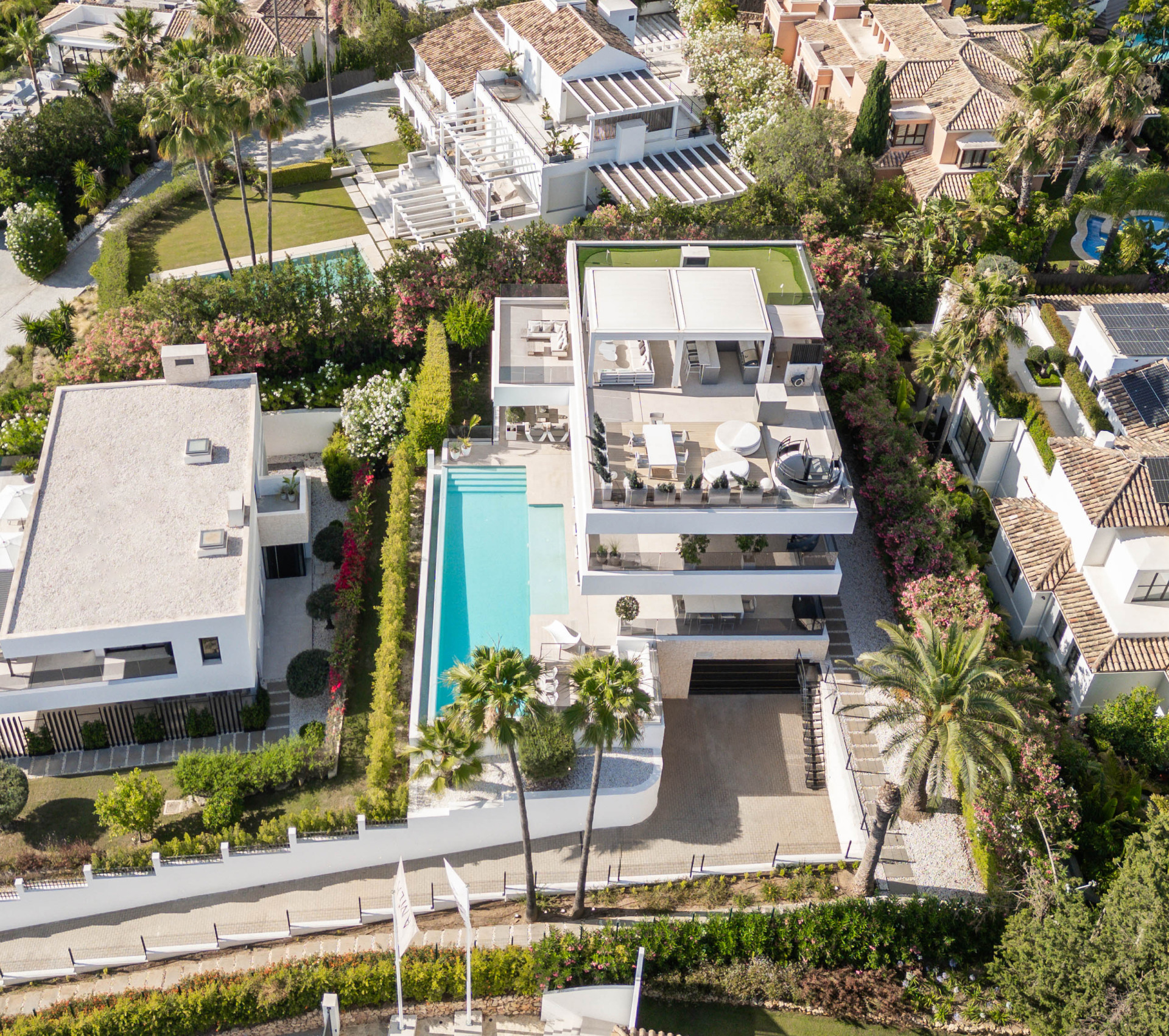 Contemporary Luxury Villa in the Heart of Nueva Andalucia