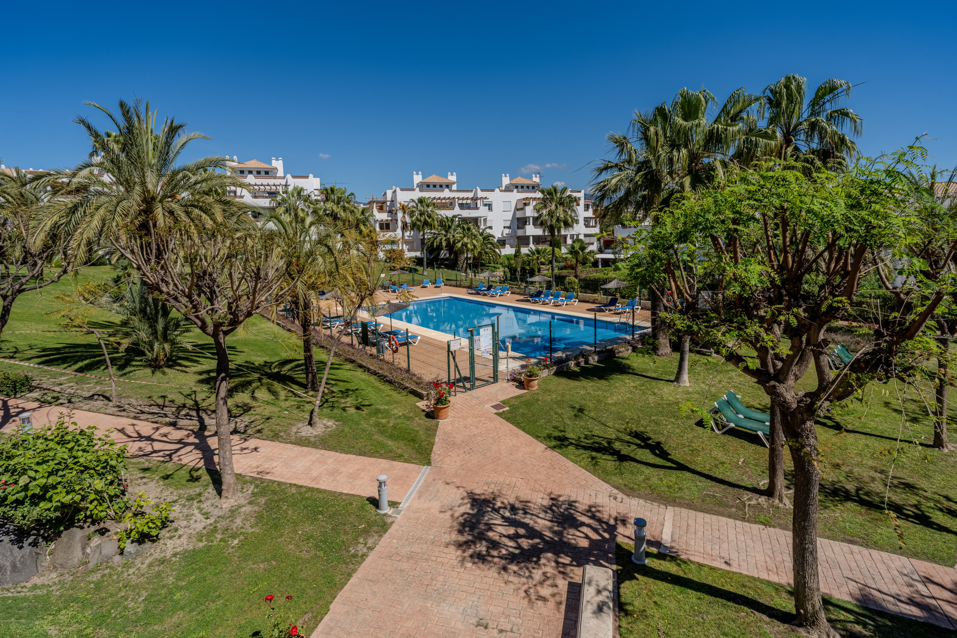 Casa pareada en Selwo con gran jardín y vistas al mar