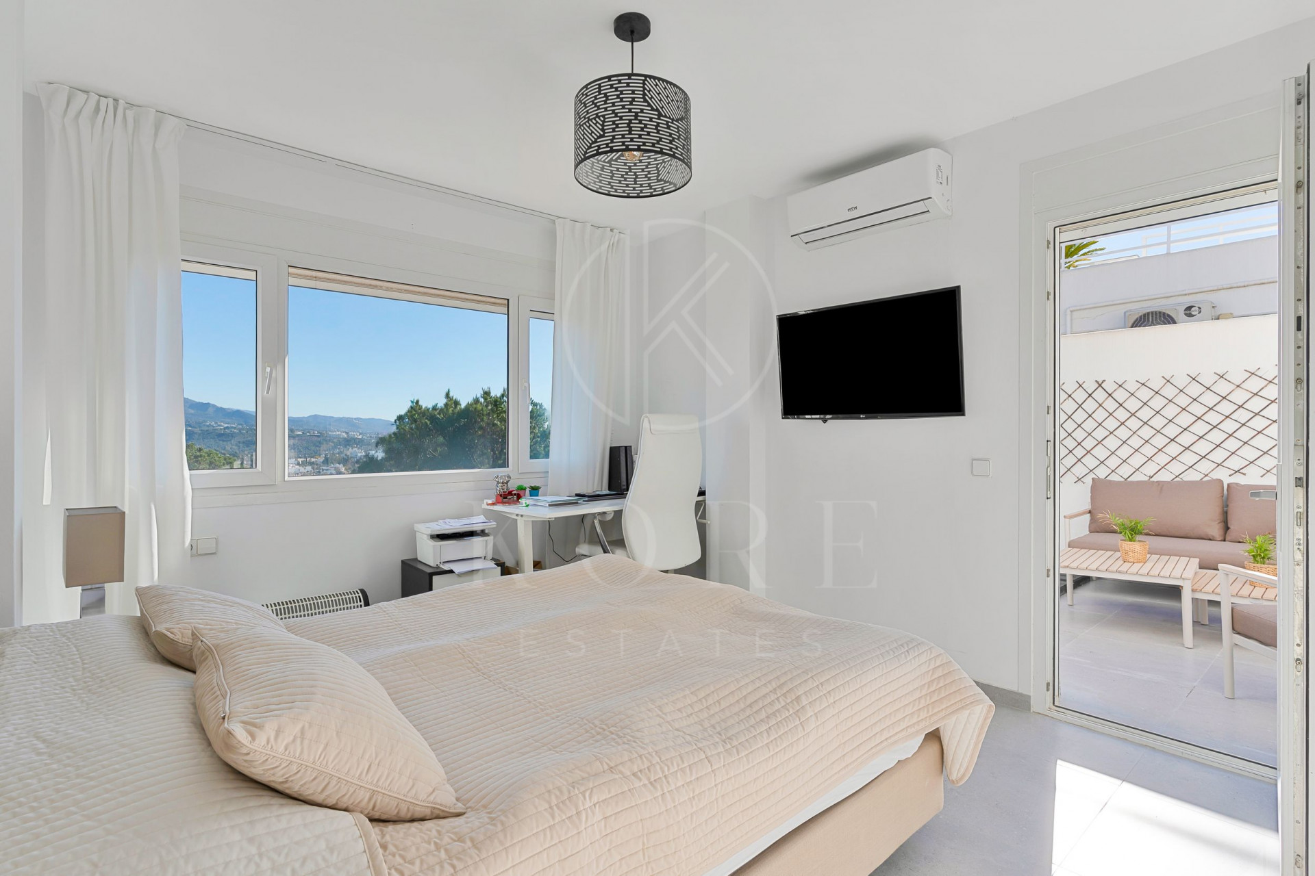 Apartamento dúplex esquinero, recién renovado, con increíbles vistas al mar y a La Concha en Nueva Andalucía.