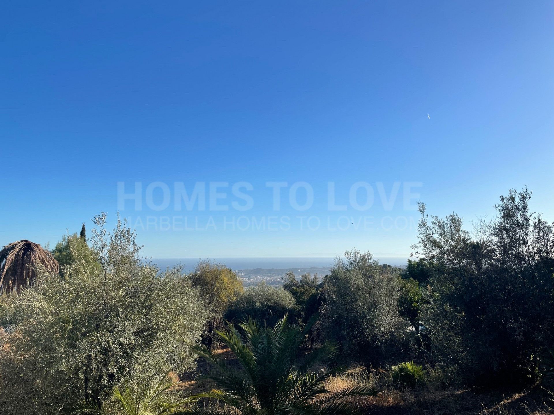 Parcela en Mijas Pueblo con Vistas Panorámicas al Mar y la Montaña