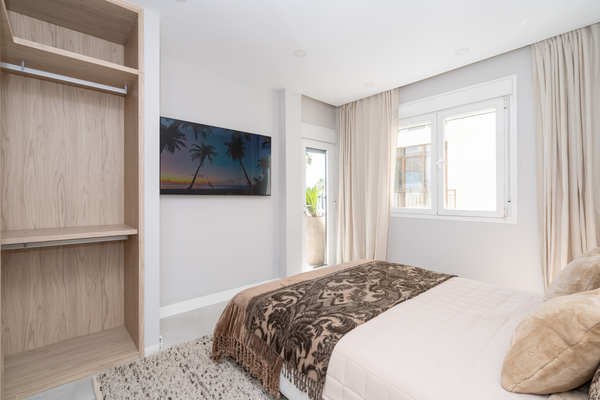 Stunning first line apartment in Estepona Center