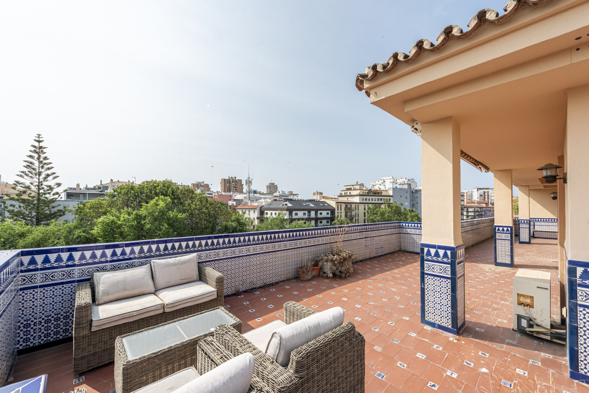 Amplio ático con solárium y parking en el centro de Fuengirola