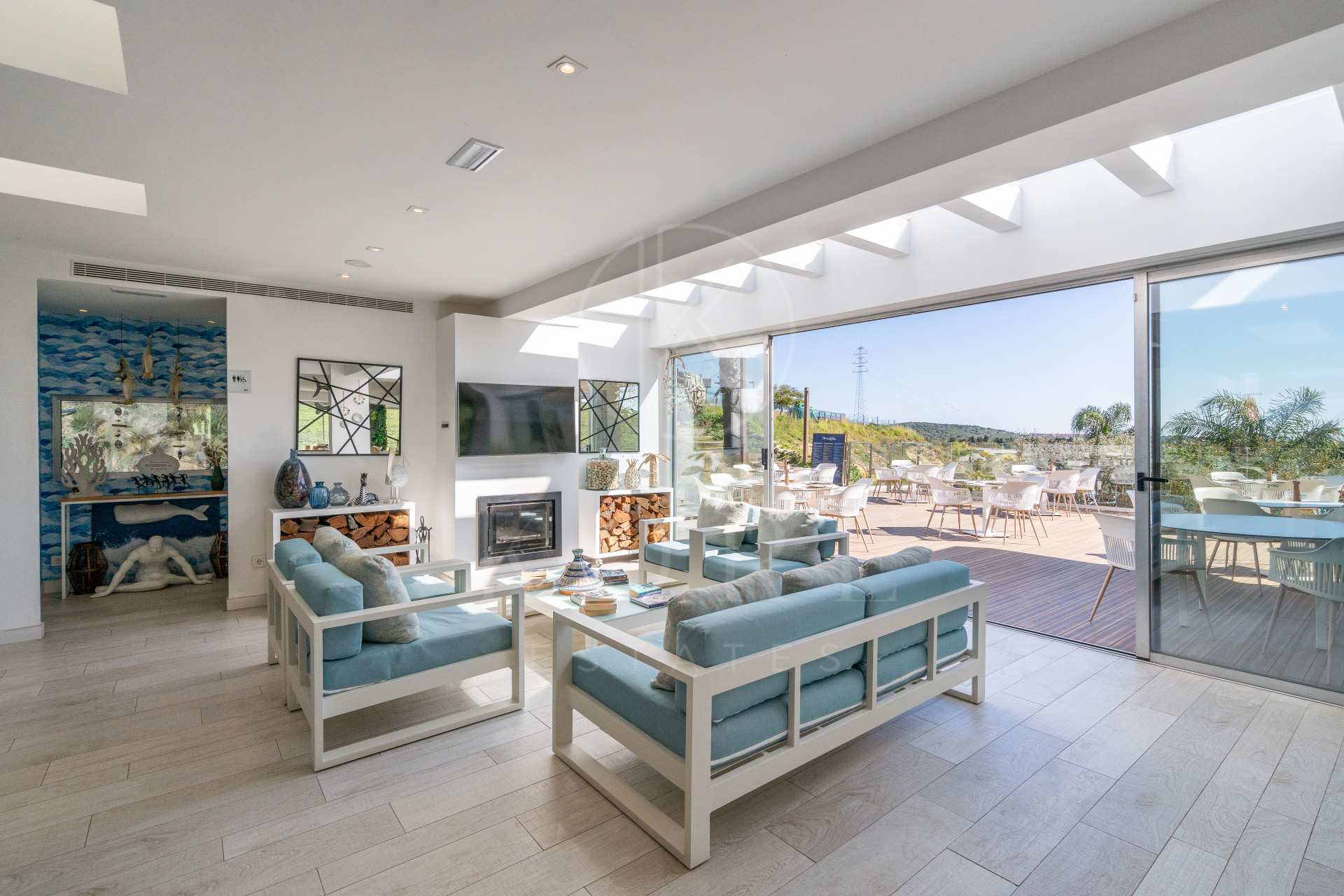 Hermoso apartamento reformado con un gran jardín en Alcazaba Lagoon