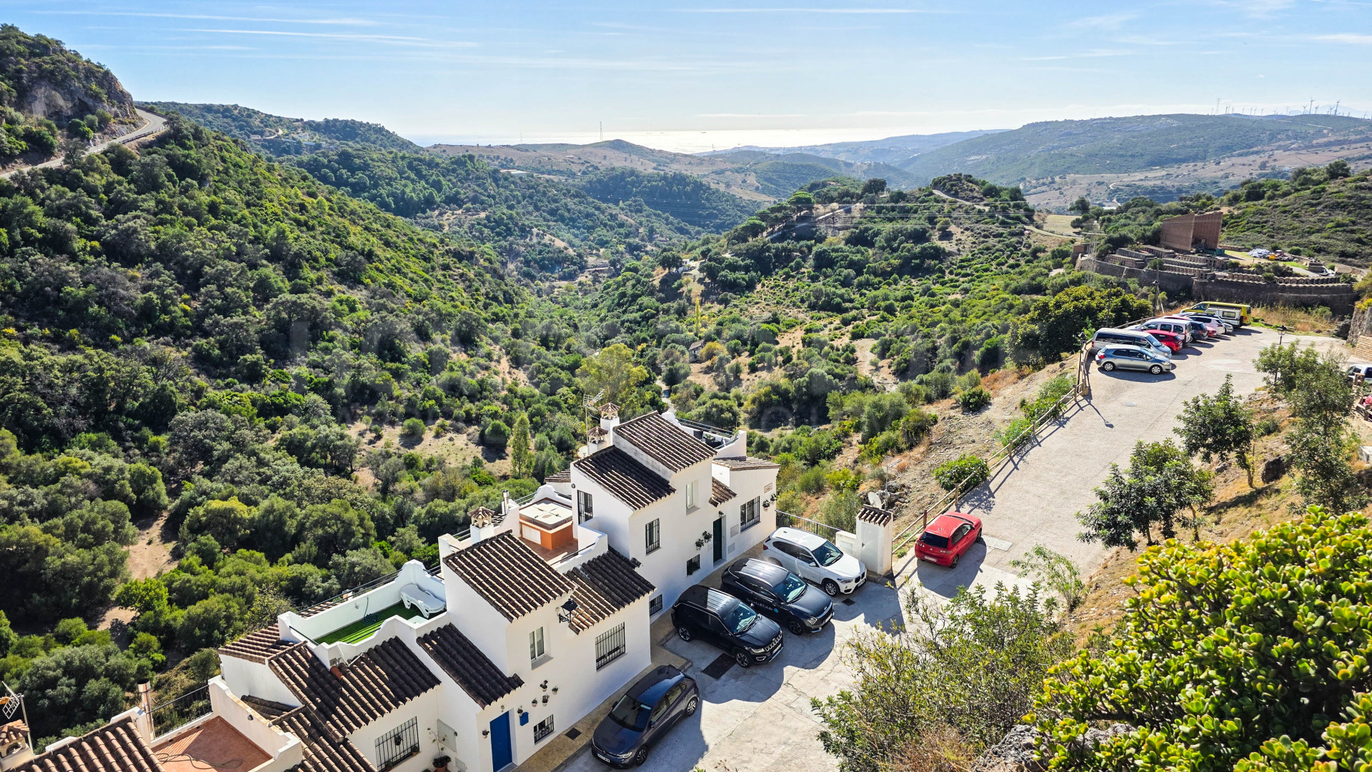 Encantadora Casa Adosada con Vistas Panorámicas a la Montaña y al Mar en Casares