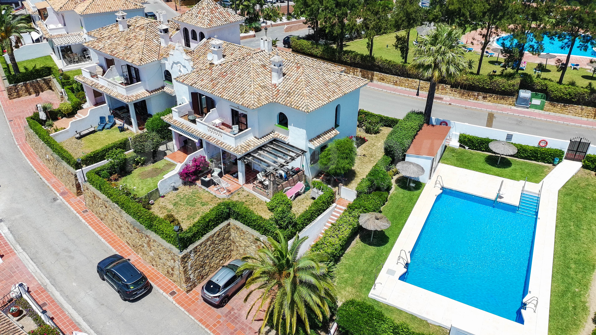 Casa Adosada con Vistas Panorámicas al Mar, Golf y Montaña en La Duquesa