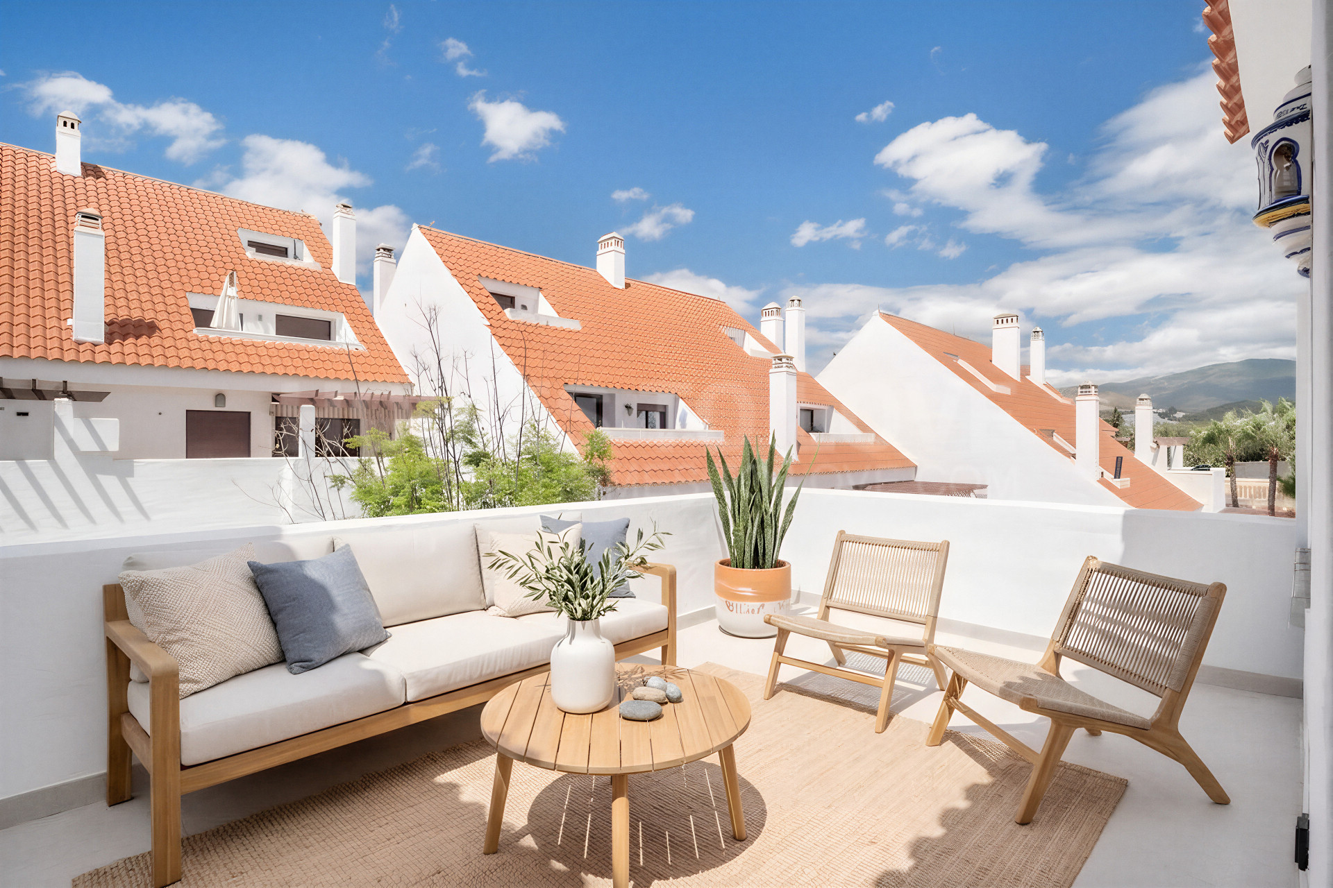 Spacious Renovated Apartment in La Maestranza – 3 Bedrooms, Private Garage & 24h Security in Nueva Andalucía