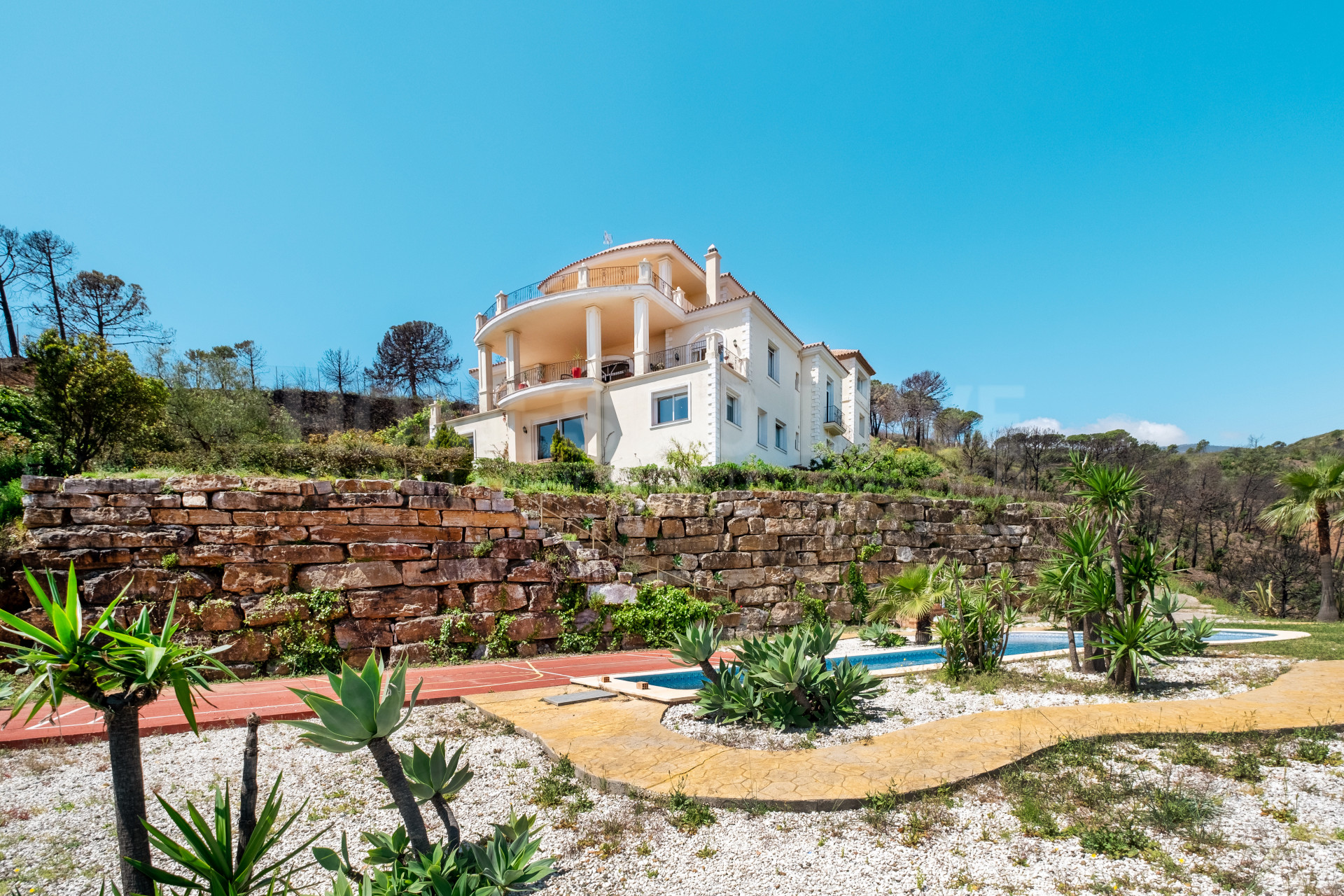 Fantástica villa en una parcela de 60.000m2 en Estepona con vistas a la montaña y el mar