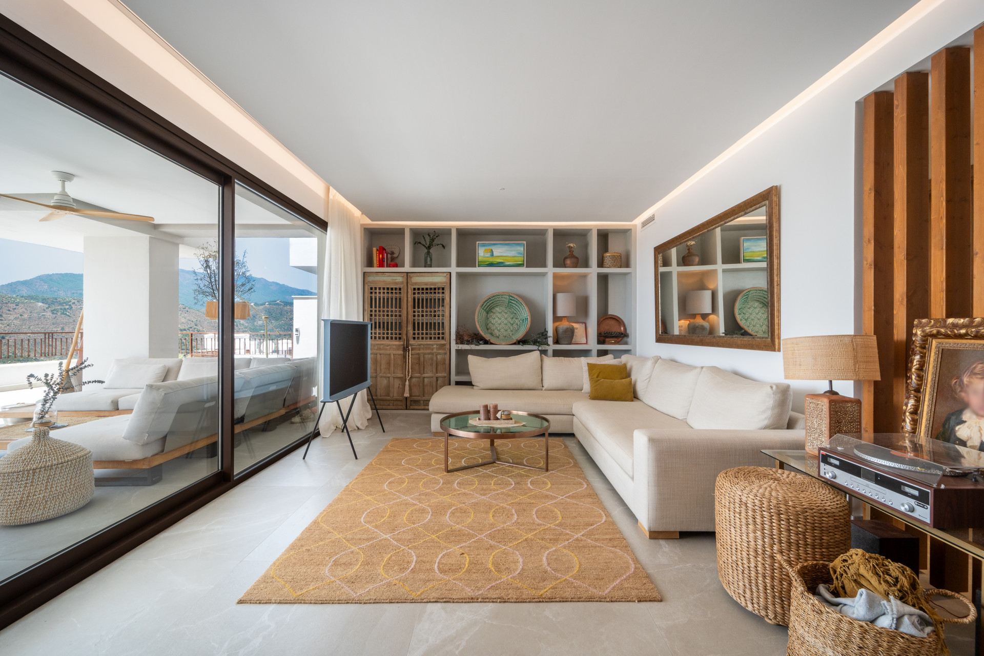 Exclusive Apartment with Panoramic Views in Sierra Blanca image 3