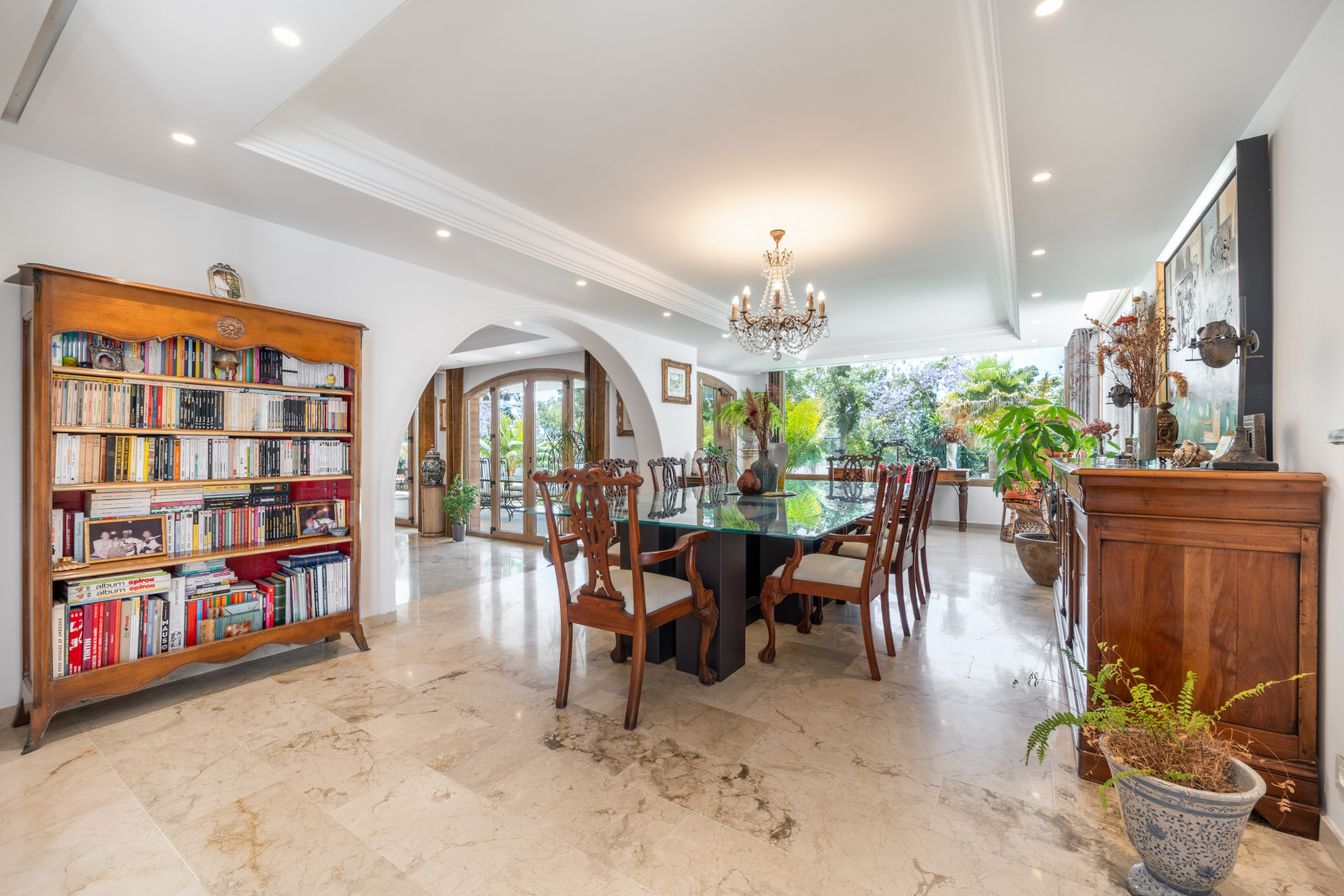 Elegante Villa en Rocío de Nagüeles con Jardín Tropical y Piscina image 3