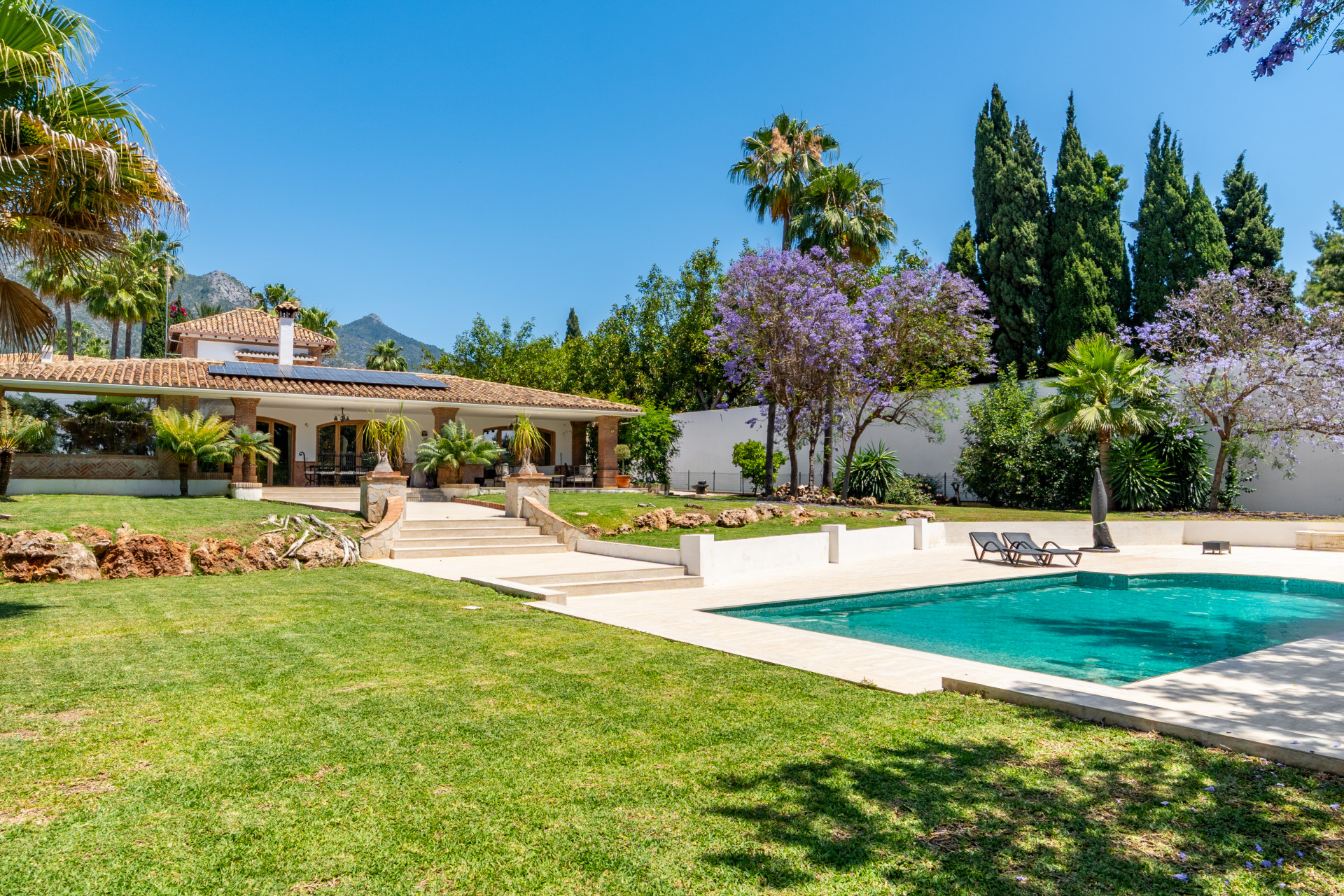 Elegante Villa en Rocío de Nagüeles con Jardín Tropical y Piscina image 2
