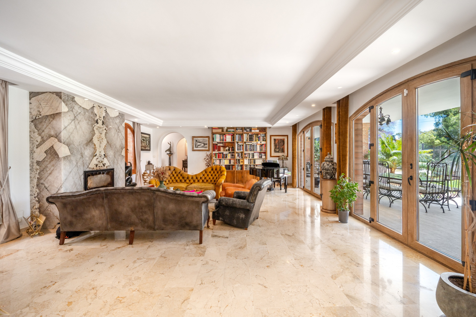 Elegante Villa en Rocío de Nagüeles con Jardín Tropical y Piscina image 1