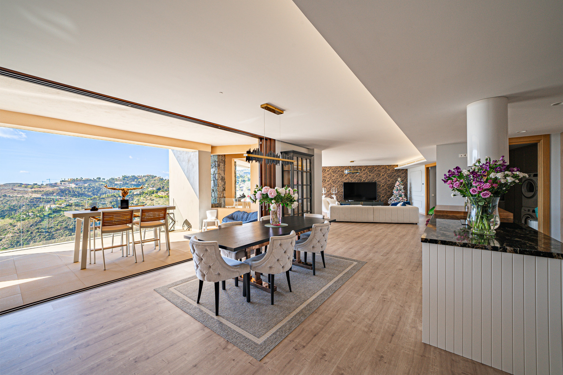 Moderno Apartamento de 4 Dormitorios con Vistas al Mar en Olivos, Benahavís