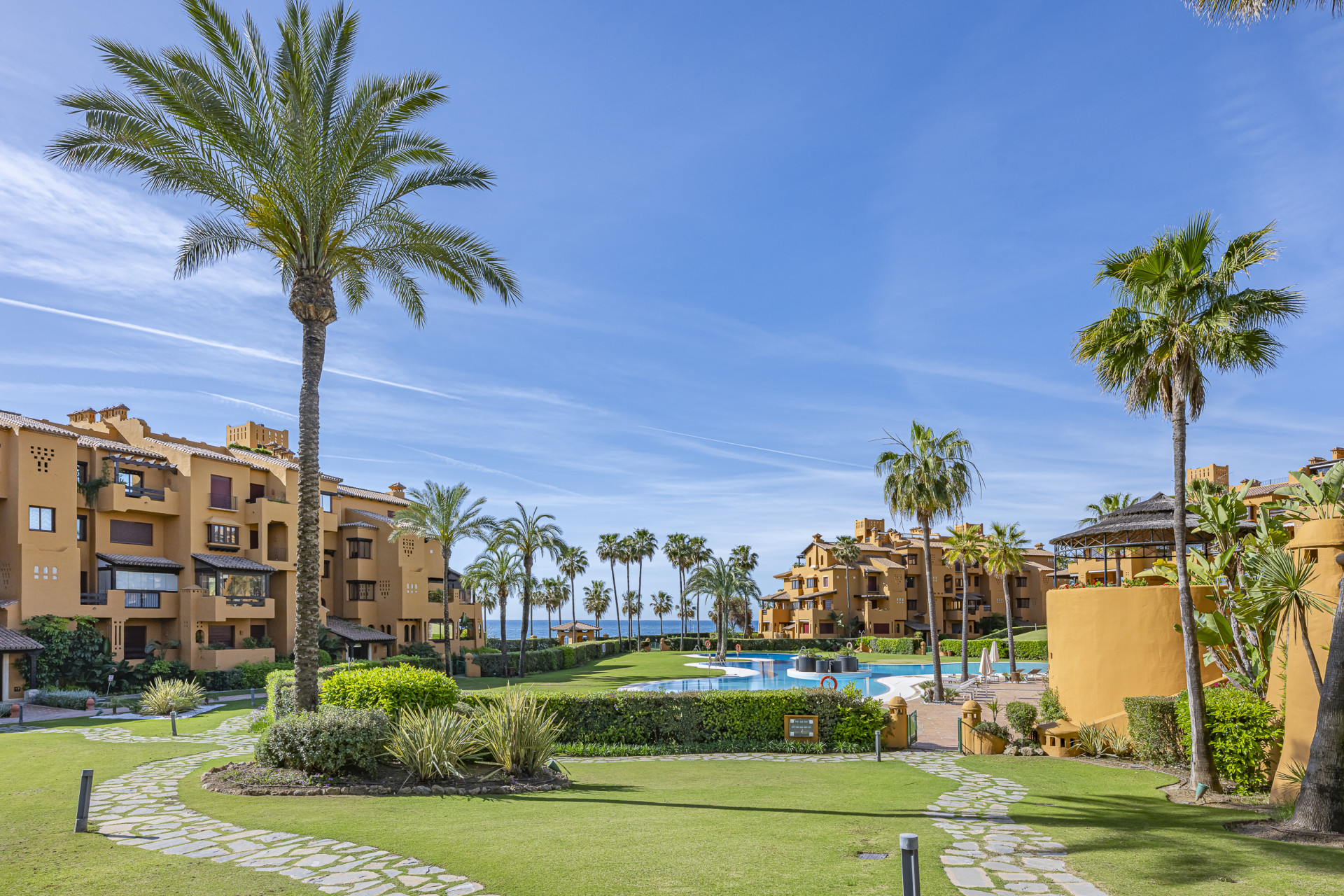Exclusivo Apartamento de Lujo Frente al Mar en Estepona image 2