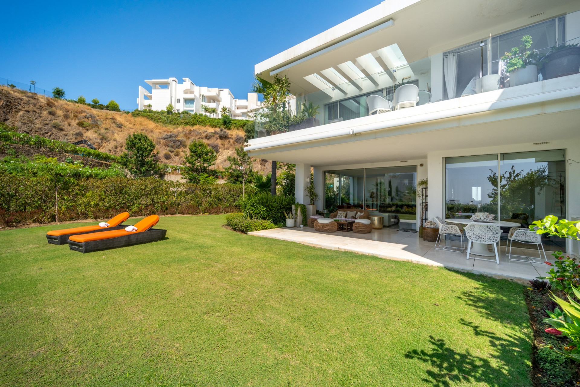 Exclusivo Apartamento en Palo Alto con Jardín Privado y Vistas al Mar