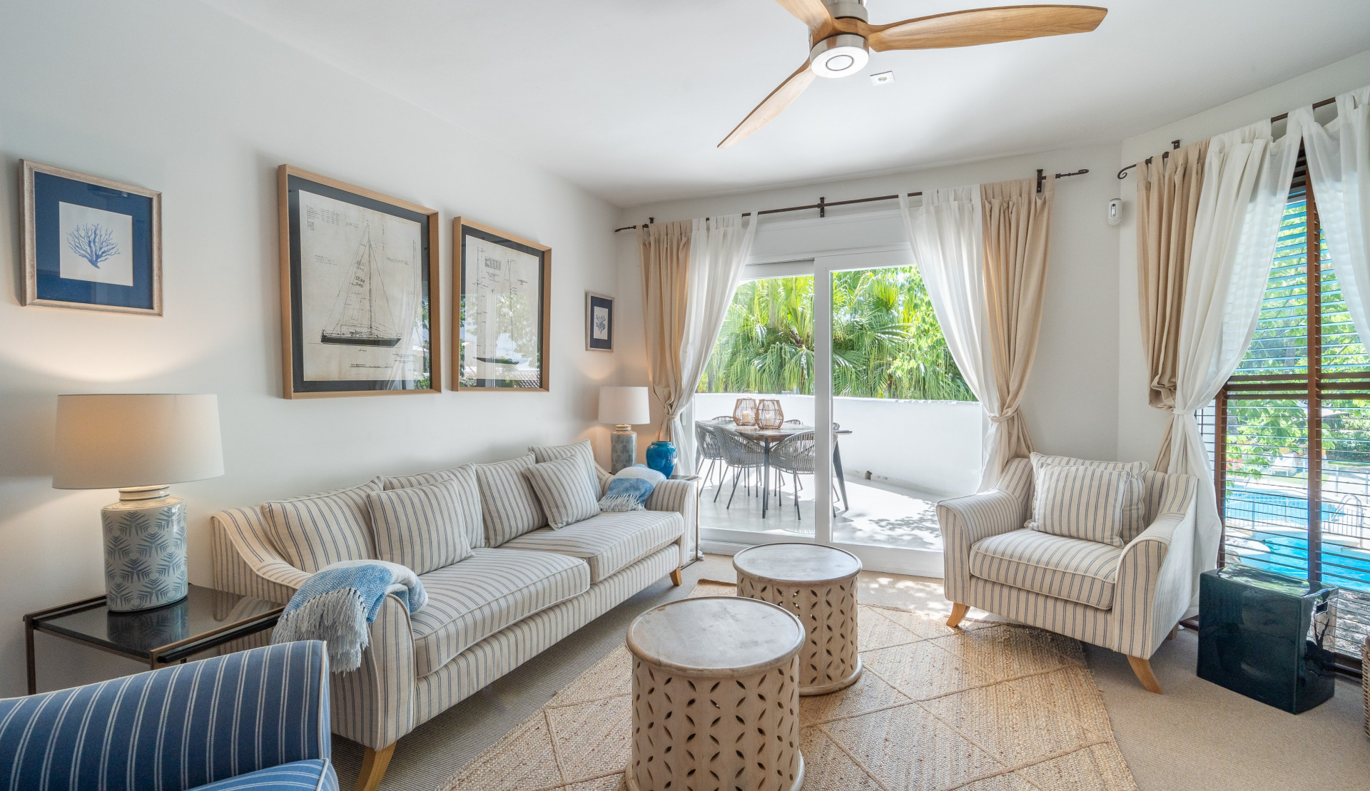 Ático Dúplex Reformado en Elviria con Terraza Solárium y Vistas al Mar