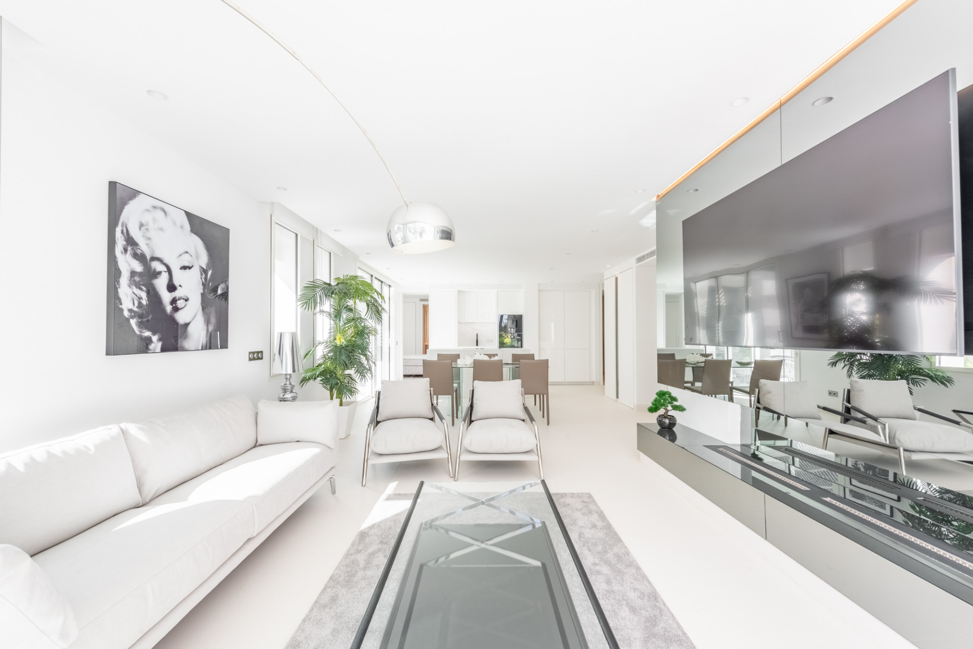 Exclusive Renovated Apartment in Milla de Oro, Marbella image 3