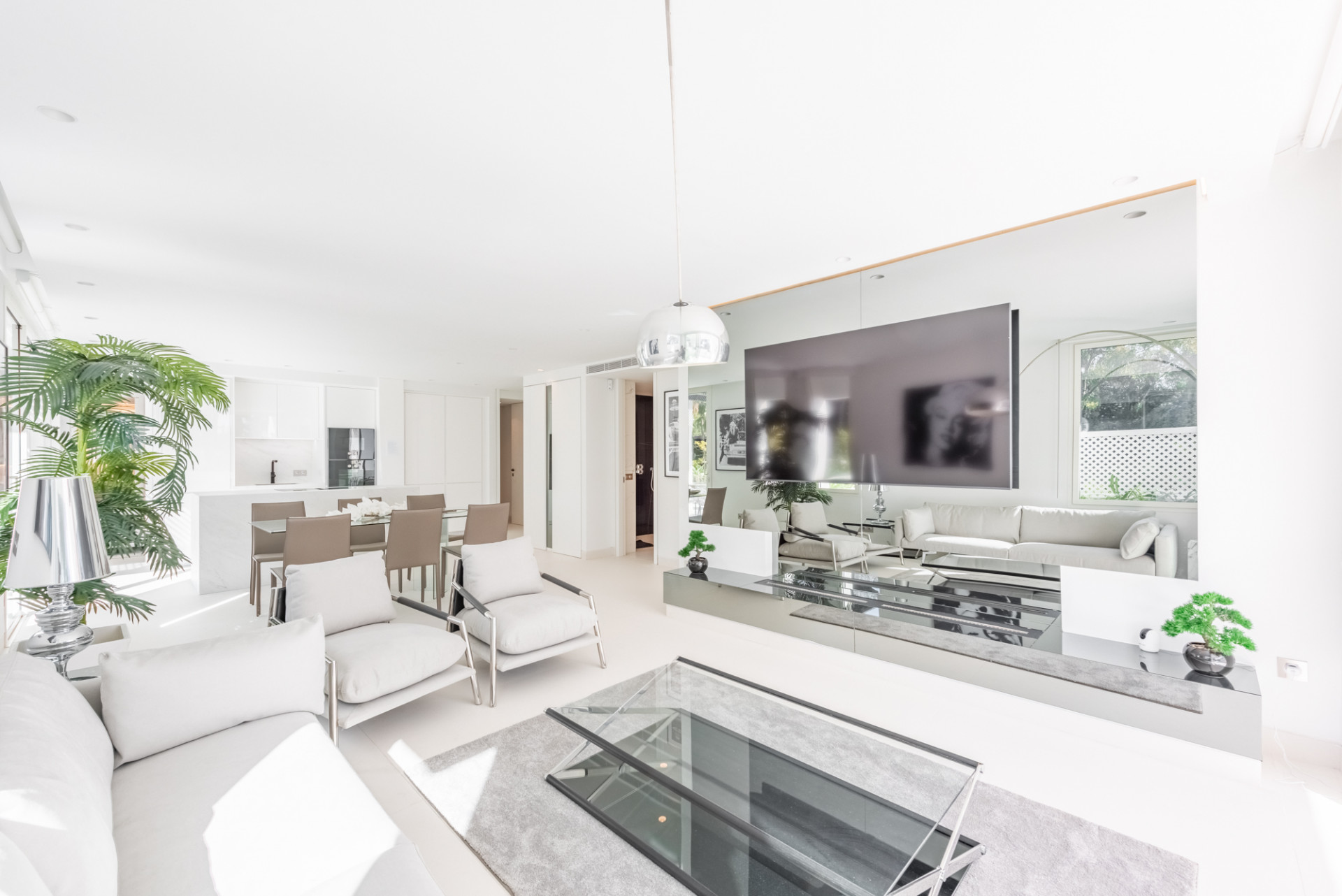 Exclusive Renovated Apartment in Milla de Oro, Marbella image 1