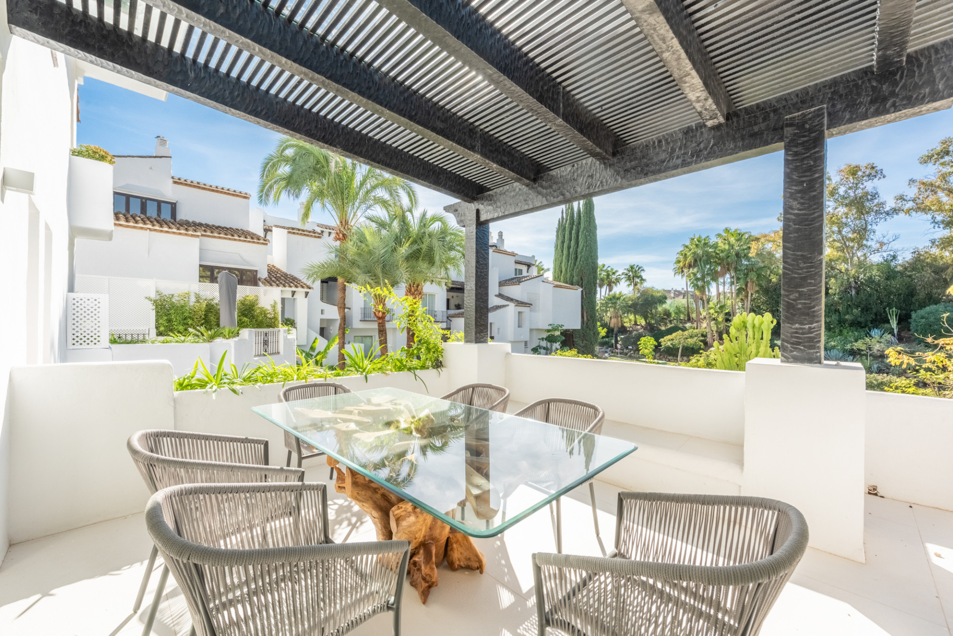 Exclusive Renovated Apartment in Milla de Oro, Marbella image 0