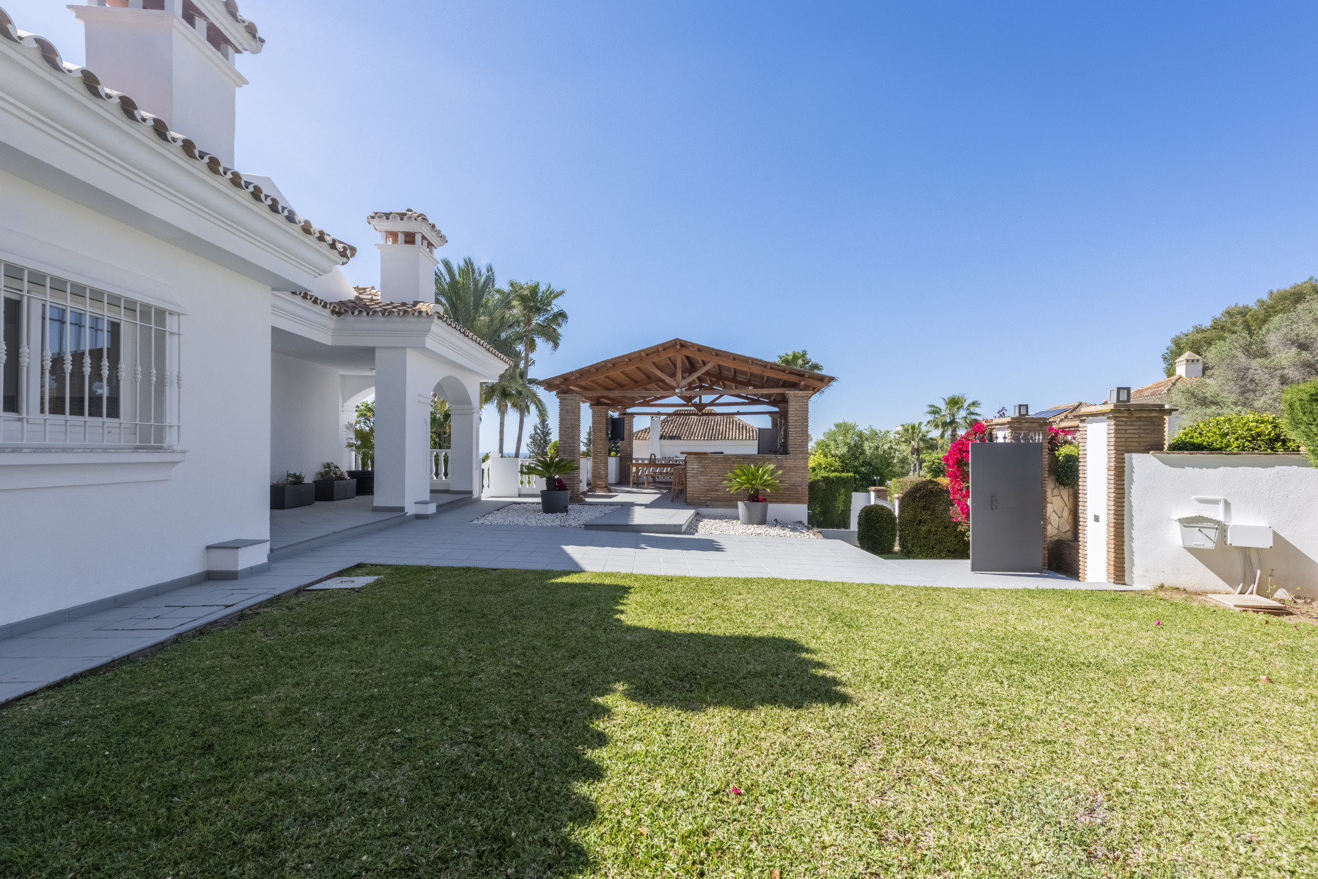 Villa Contemporánea en Marbella Este, Cerca del Golf y Playa image 3