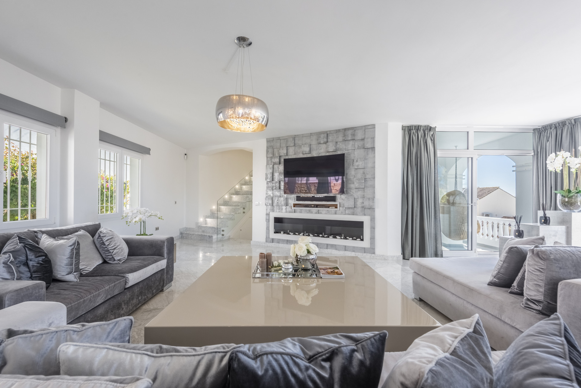 Villa Contemporánea en Marbella Este, Cerca del Golf y Playa image 1