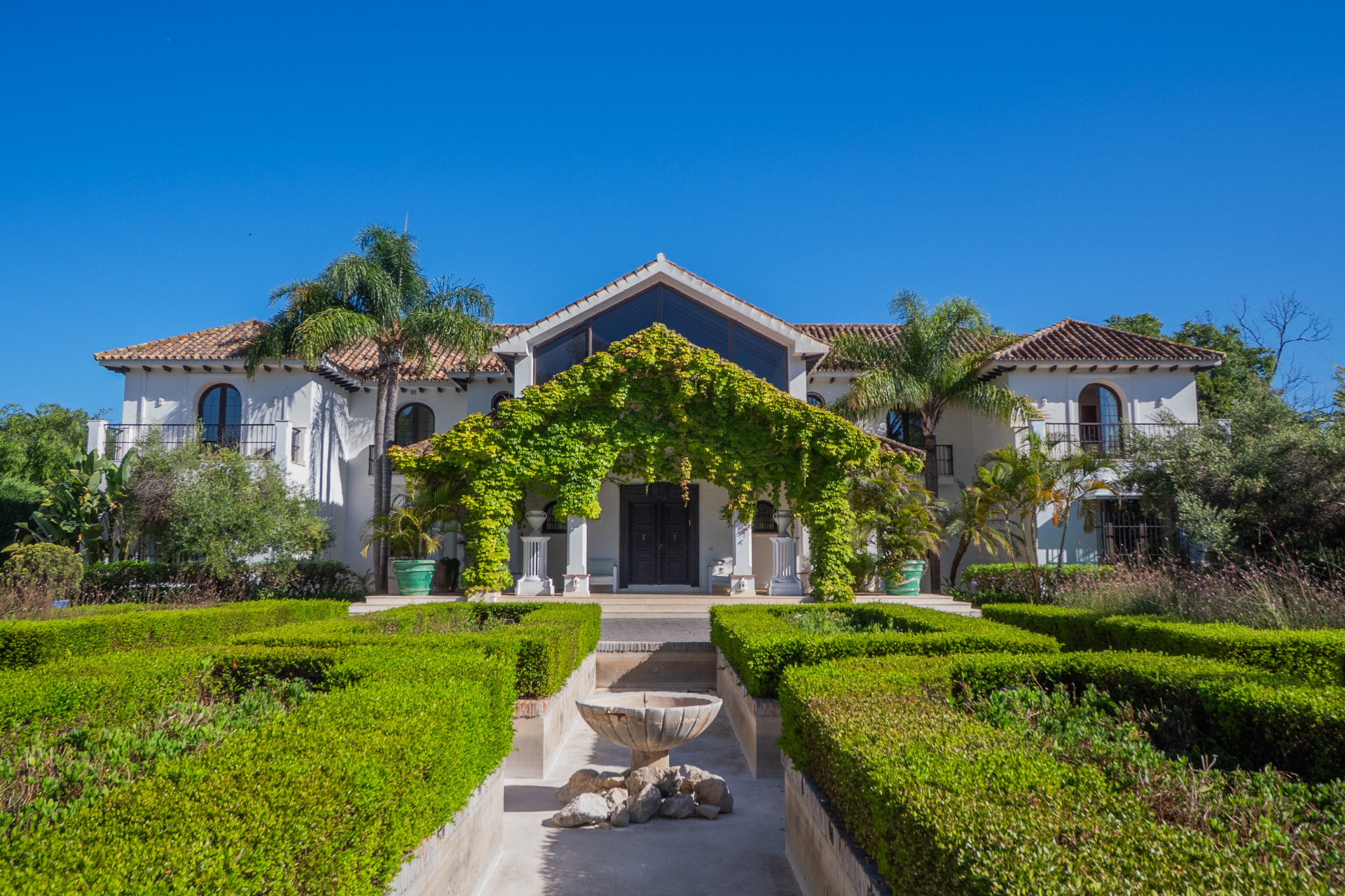 Villa in El Paraiso - Image 2