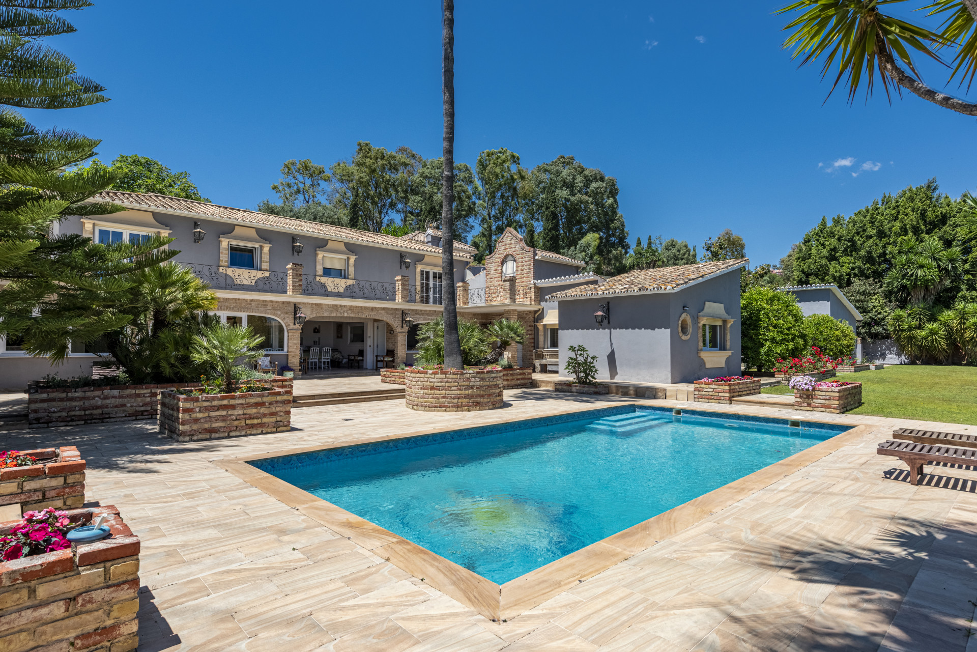 Luxury Family Villa with Patio and Spa in San Pedro de Alcántara