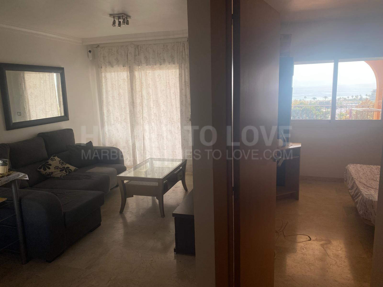 Apartamento de un dormitorio con gran terraza y vistas al mar y al golf