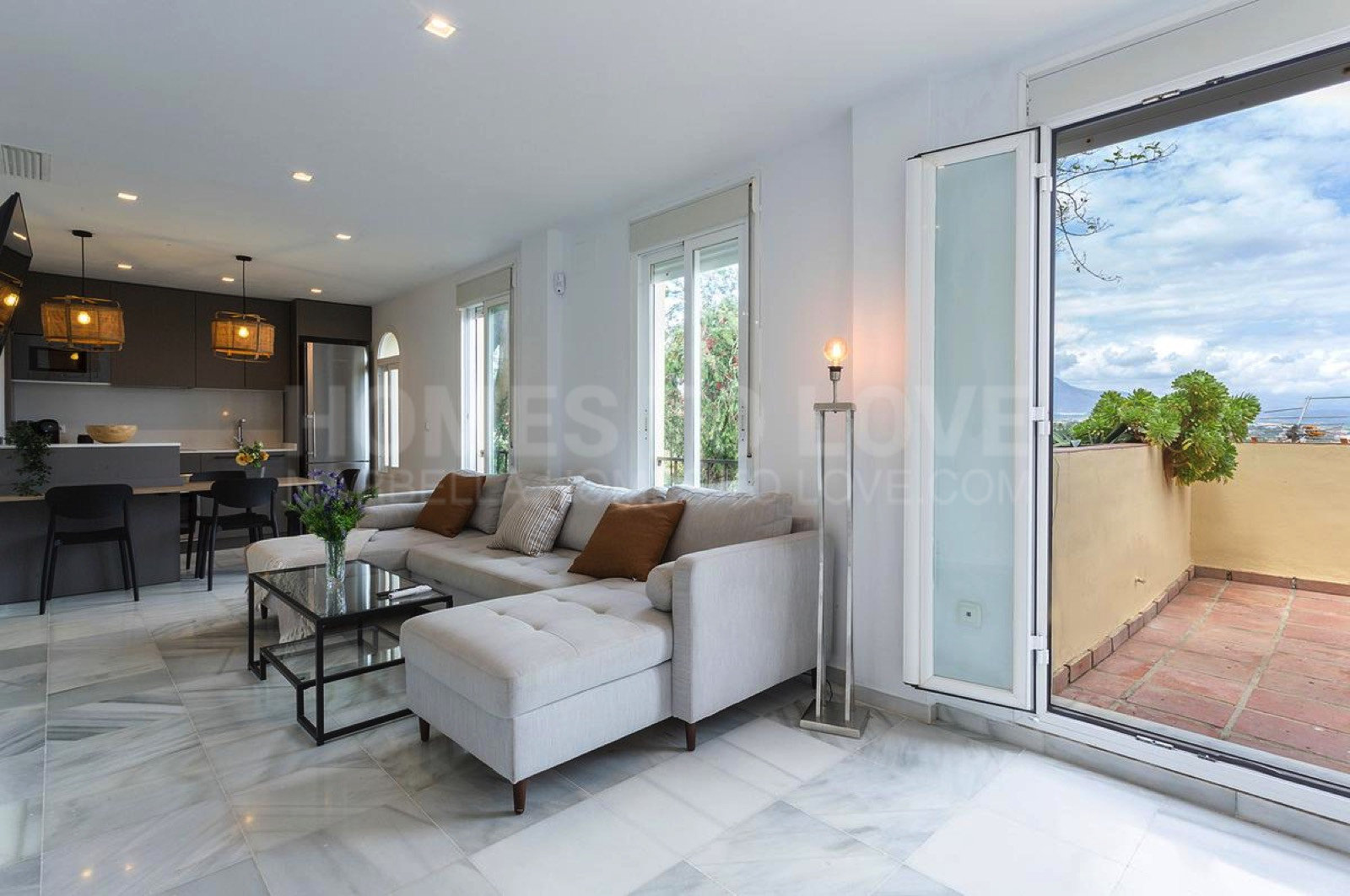 Espectacular Dúplex – Vivienda de Diseño Totalmente Reformada con Vistas al Golf y al Mar