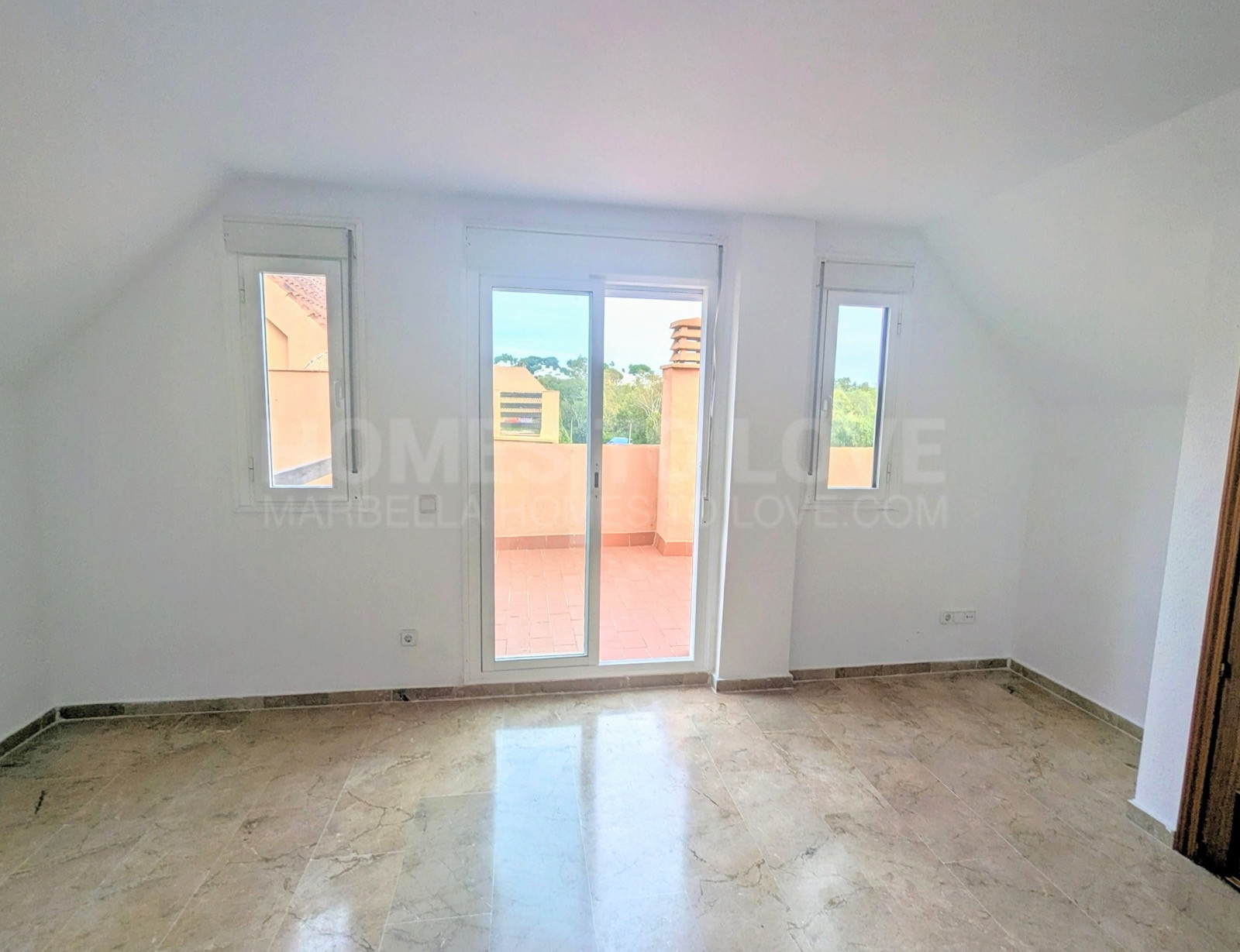 Dúplex Luminoso de 3 Dormitorios con Enorme Terraza en Azotea Privada