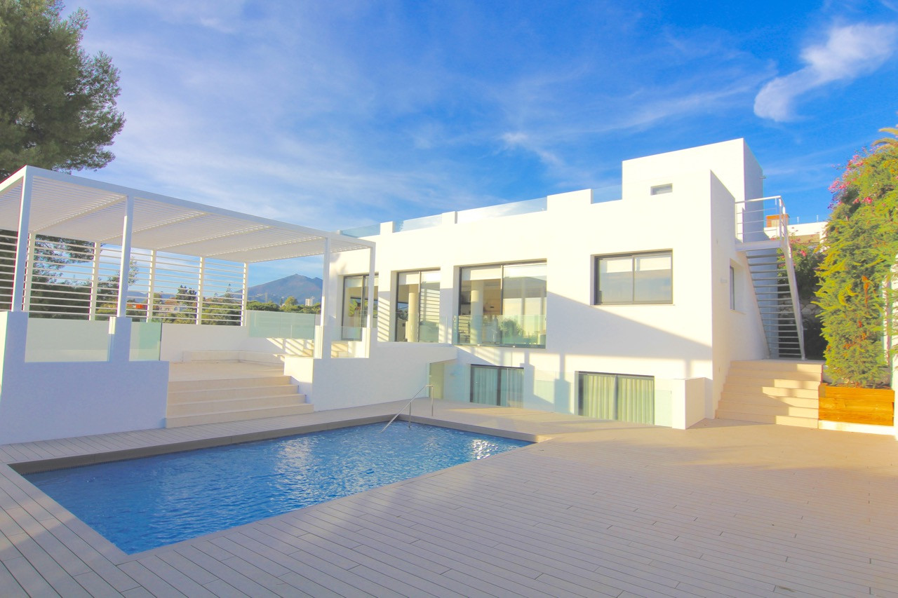 Villa for sale in <i>, </i>Nueva Andalucia
