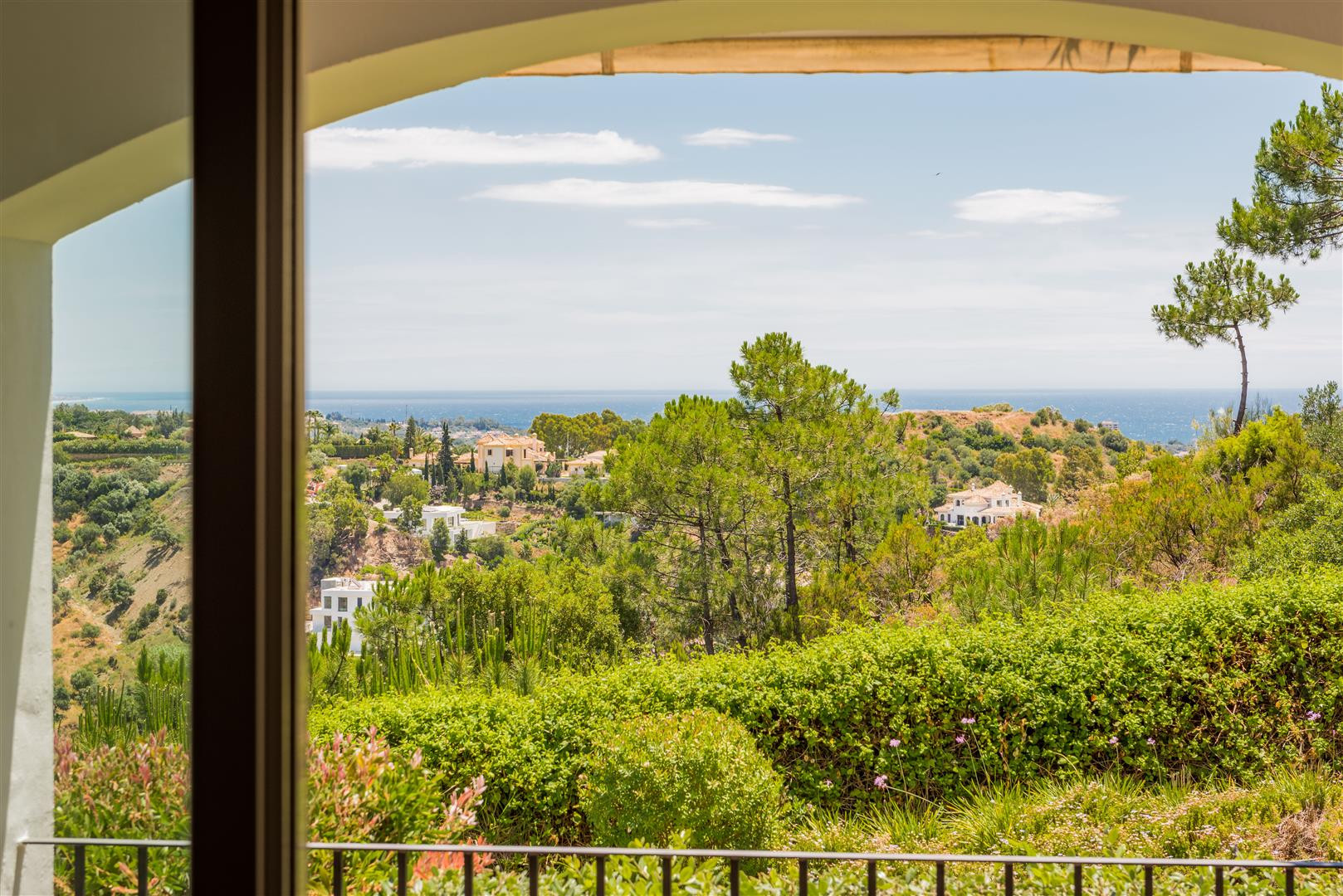 Apartment for sale in <i>Altos de La Quinta, </i>Benahavis