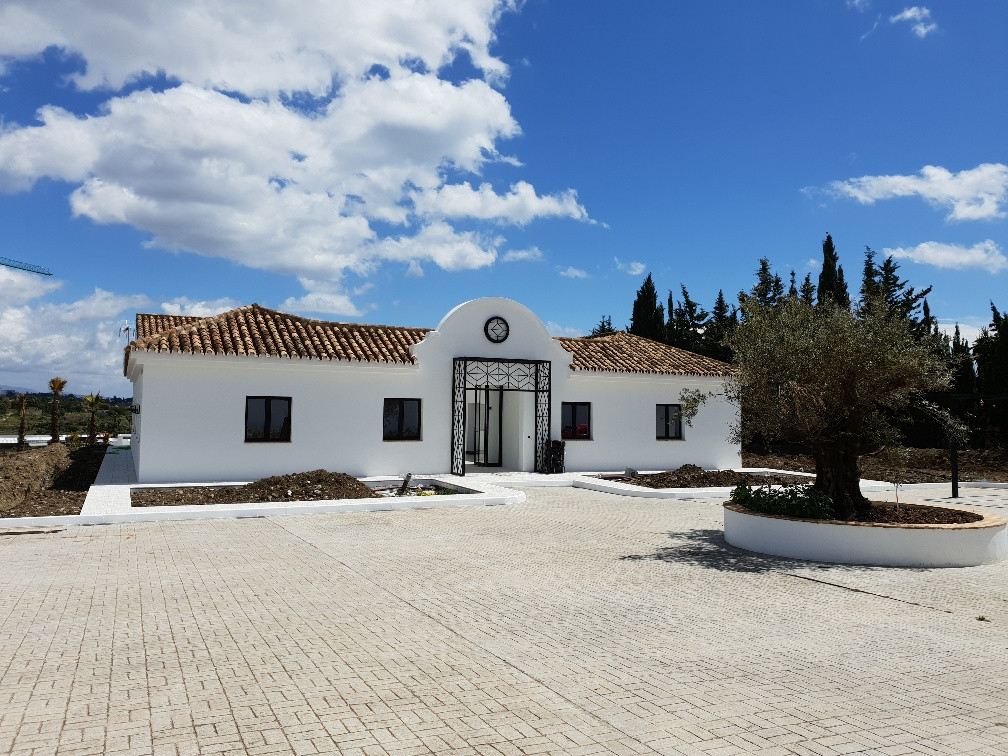 Villa for sale in <i>New Golden Mile, </i>Estepona