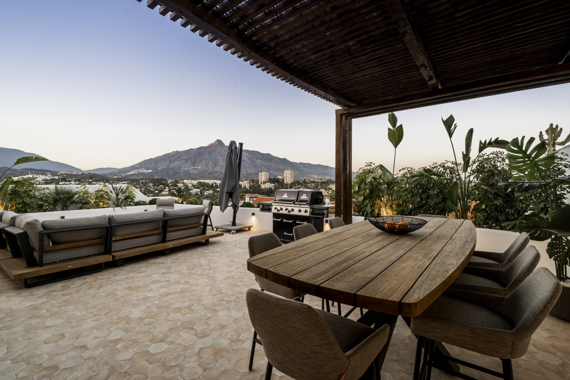 Penthouse rénové avec vue sur La Concha et la mer à Nueva Andalucia