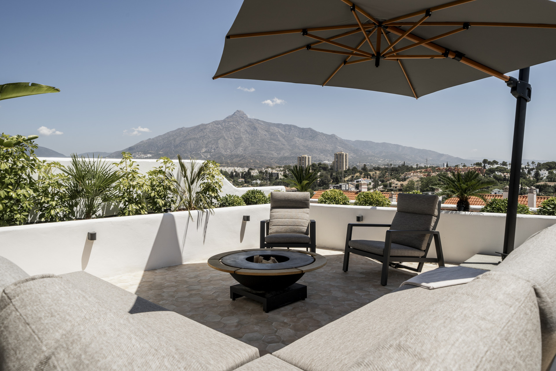 Penthouse rénové avec vue sur La Concha et la mer à Nueva Andalucia