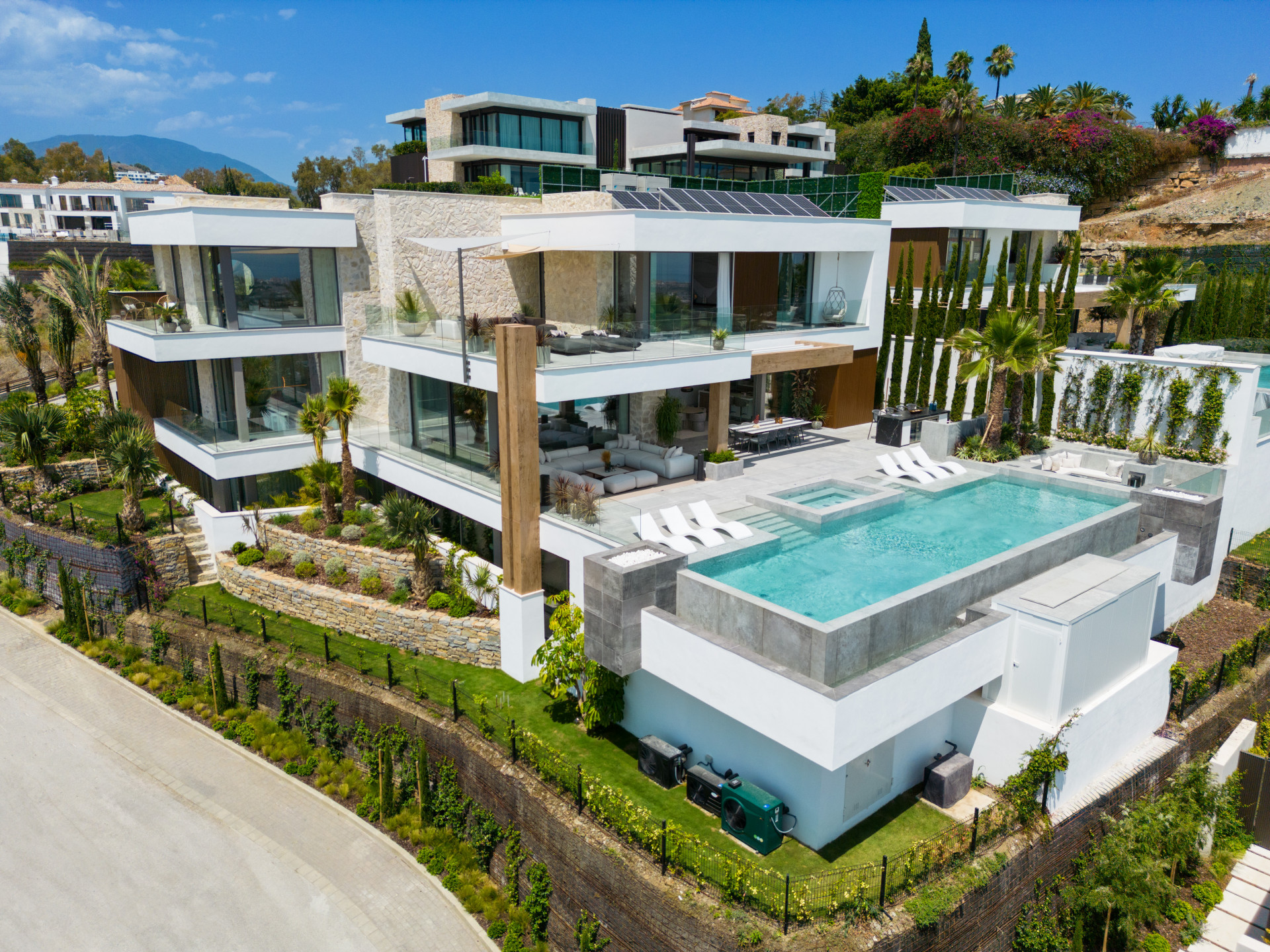 Villa in de gesloten urbanisatie The Hills met uitzicht op zee in Benahavis