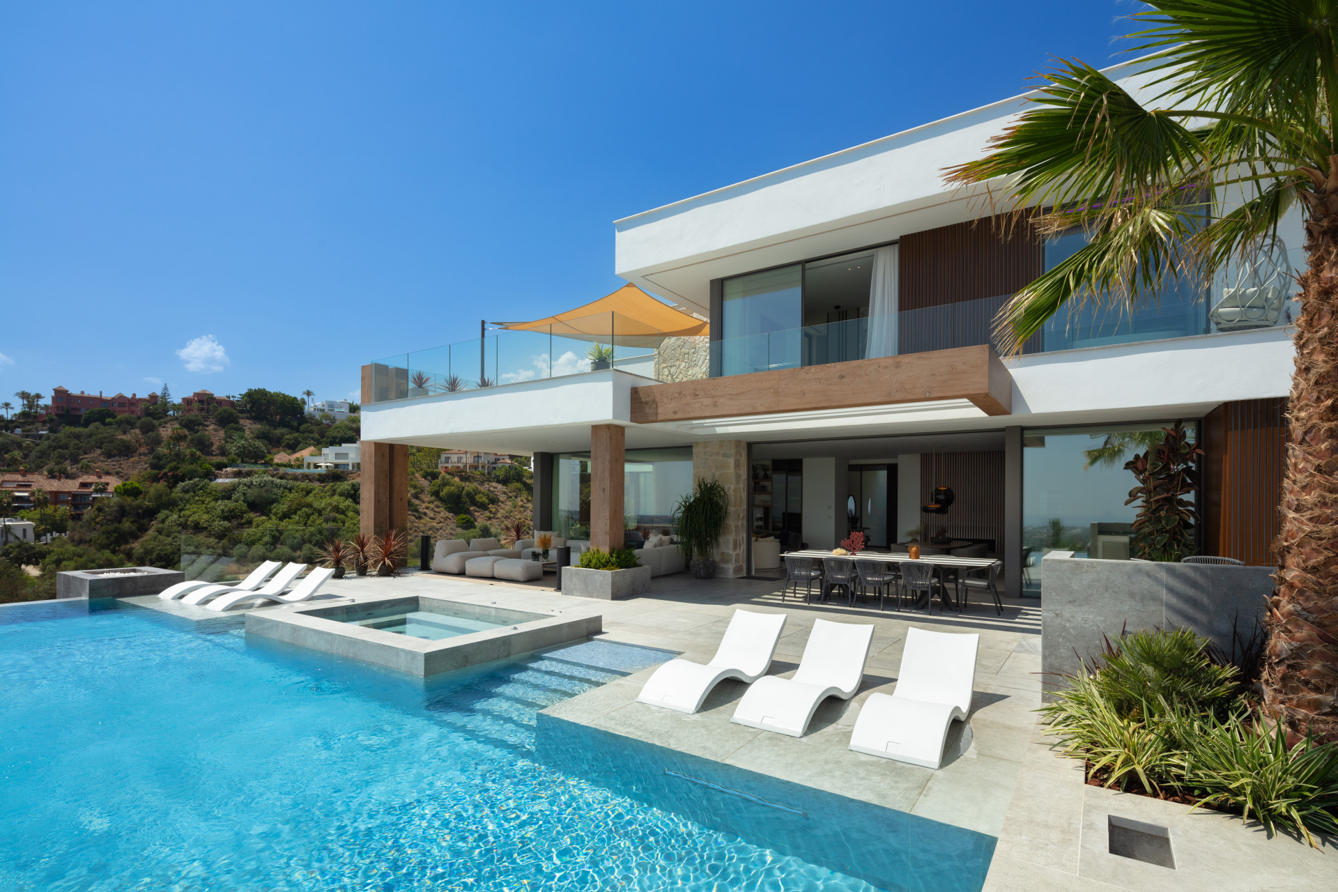 Villa on the hills of La Quinta within a gated community and views towards the sea in Benahavis