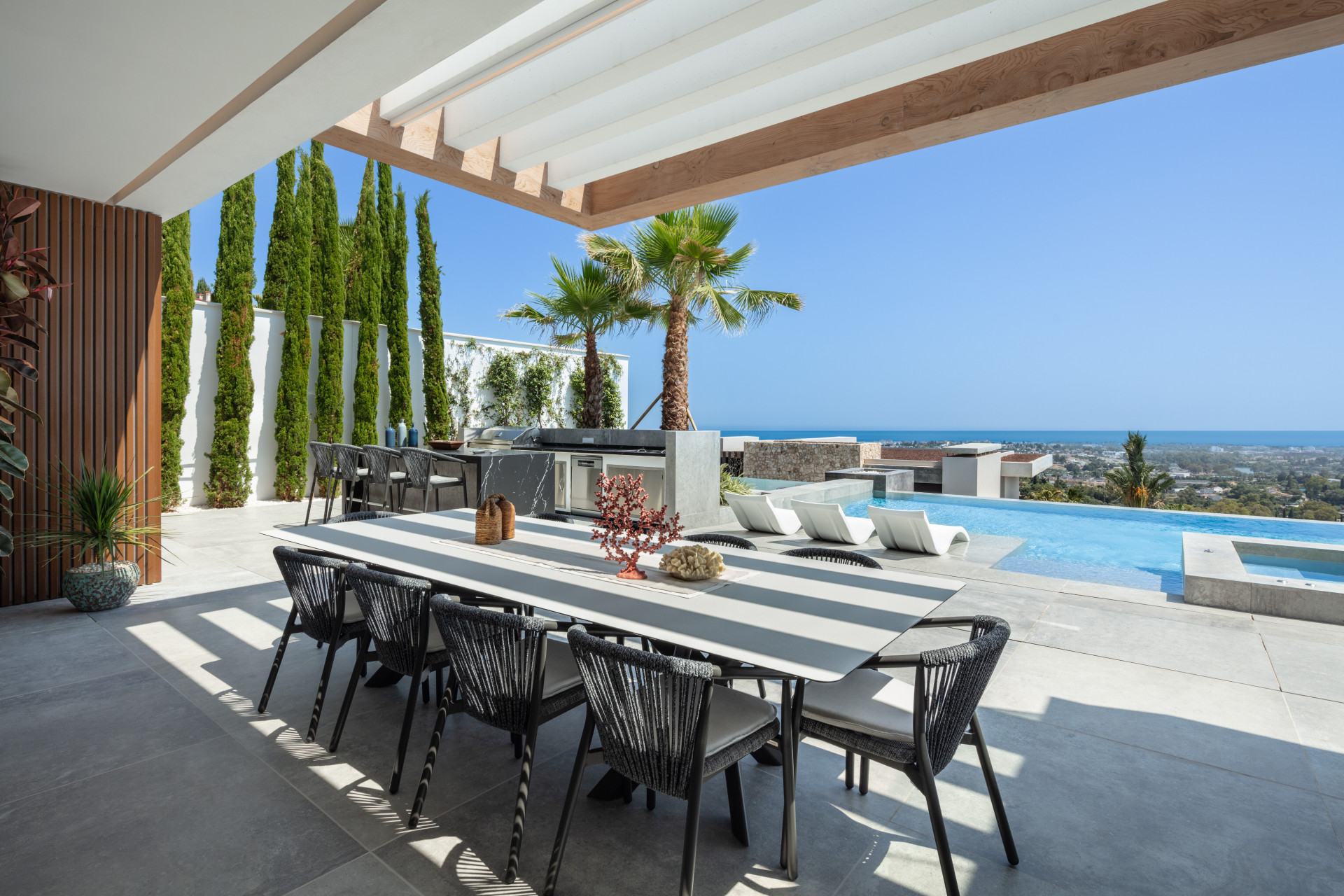 Villa on the hills of La Quinta within a gated community and views towards the sea in Benahavis