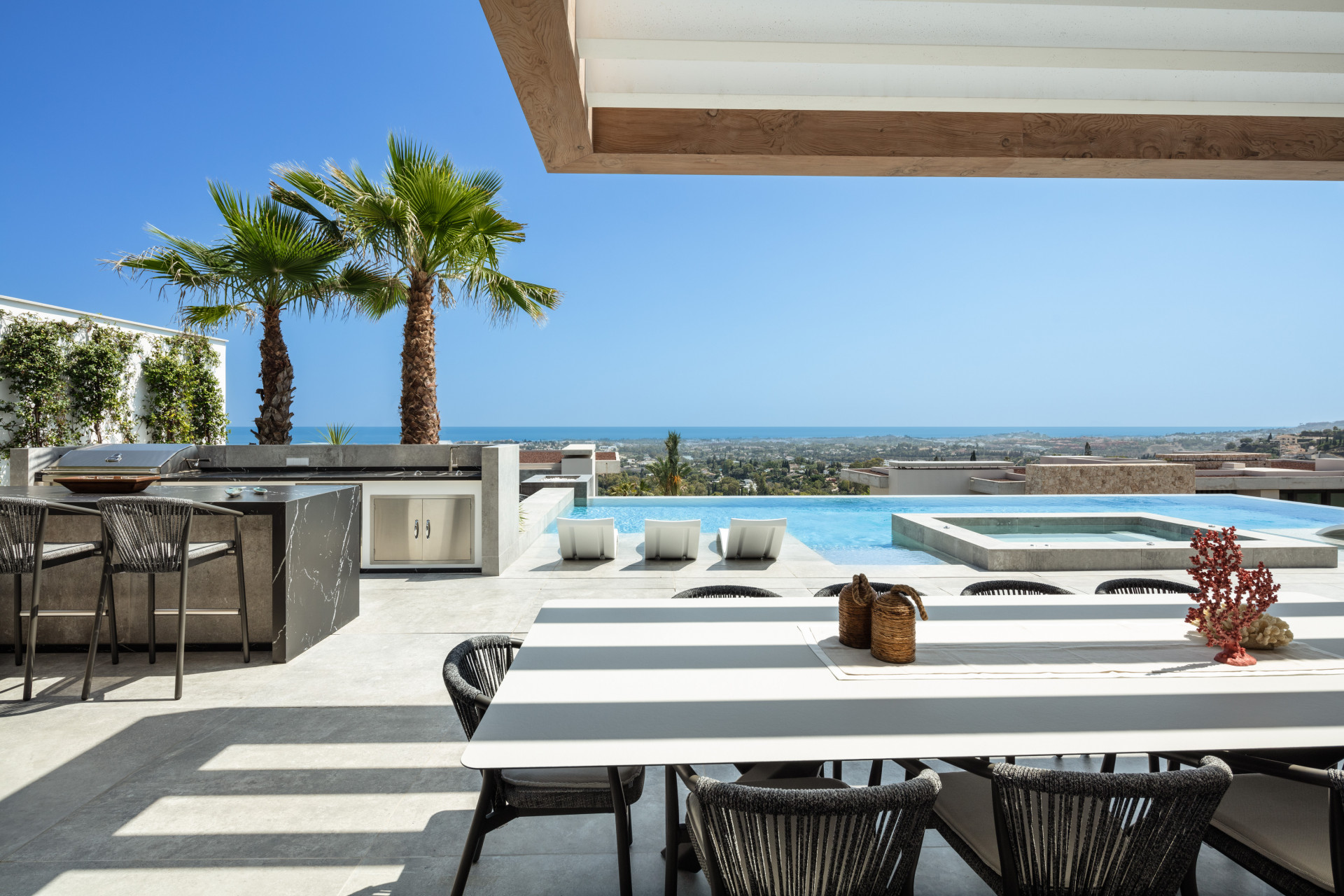 Villa dans la communauté fermée de The Hills avec vue sur la mer à Benahavis